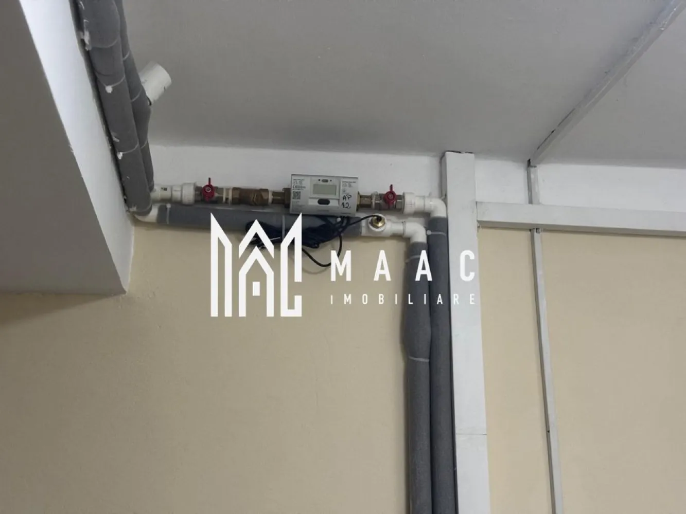 Inchiriez apartament 3 camere ultracentral - De închiriat! Apartament 3 camere, zona ultracentrală, lângă parcul Zăvoi. Este situat la etajul 2 din 10, cu sistem de încălzire automatizat, lift, 2 balcoane și 2 băi. Se închiriază pe o perioadă de un an, cu contract de închiriere și garanție. MAAC Imobiliare vă propune spre inchiriere un apartament cu 3 camere, ultracentral, aflat pe strada Splaiul Indepentei. Apartamentul are o suprafata de 70MP, si este situat la etajul2/10. Apartamentul este disponibil imediat si se poate inchiria in cel mai scurt timp. Pentru un comfort termic sporit a fost instalat gigacalorimetru Pret inchiriere 300 euro + 1 luna garanție. Apartamentul se inchiriaza pe o perioada minima de 1 an de zile cu contract inregistrat la Anaf. 📞 Pentru mai multe detalii și programarea unei vizionări, contactați echipa MAAC Imobiliare Râmnicu Vâlcea