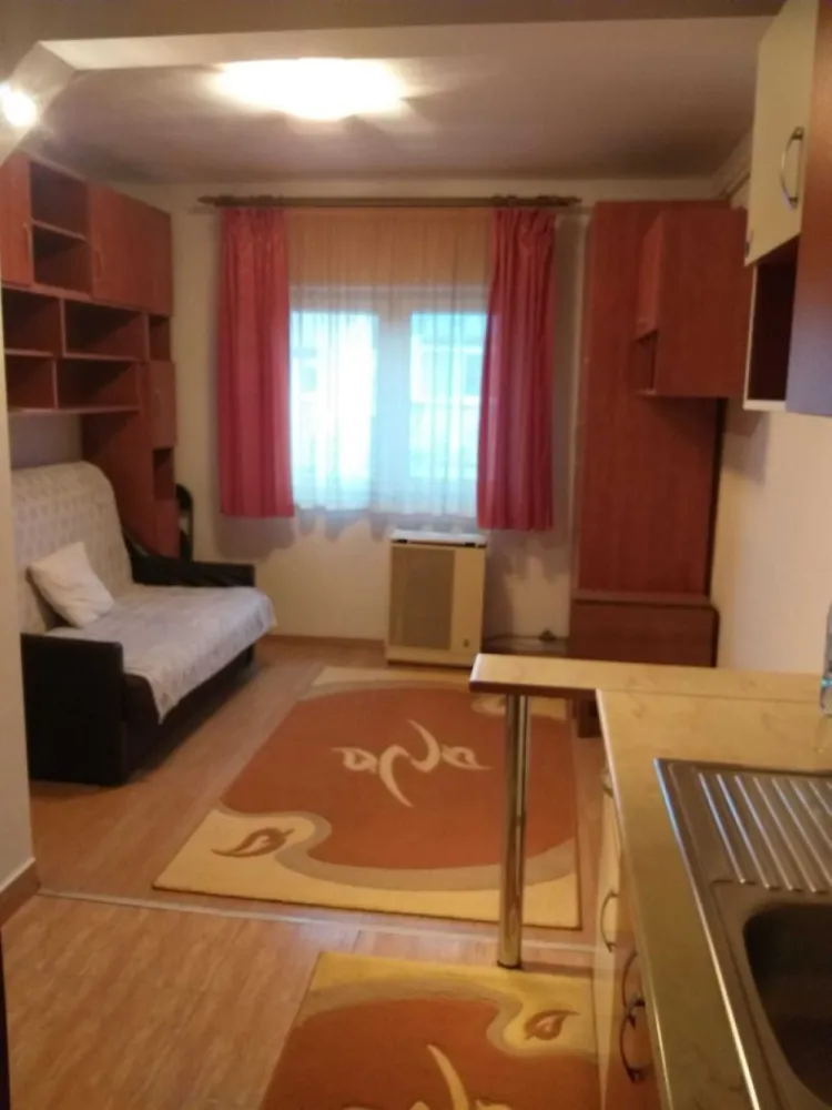 BRASADAS vinde garsoniera in Micro 16. - Agentia Imobiliara BRASADAS vinde garsonieră situată la etajul 4 din 4 (cu acoperiș în stare foarte bună), în zona Micro 16, Satu Mare. Locuința este ideală atât pentru locuit, cât și pentru investiție.

Dotări și îmbunătățiri:

Geam termopan
Ușă baie termopan
Ventilație la baie
Încălzire cu convector
Boiler pentru apă caldă
Parchet laminat
Gresie și faianță
Ușă metalică la intrare 
Izolație interioară 
Garsoniera se vinde complet mobilată, gata pentru mutare imediată.