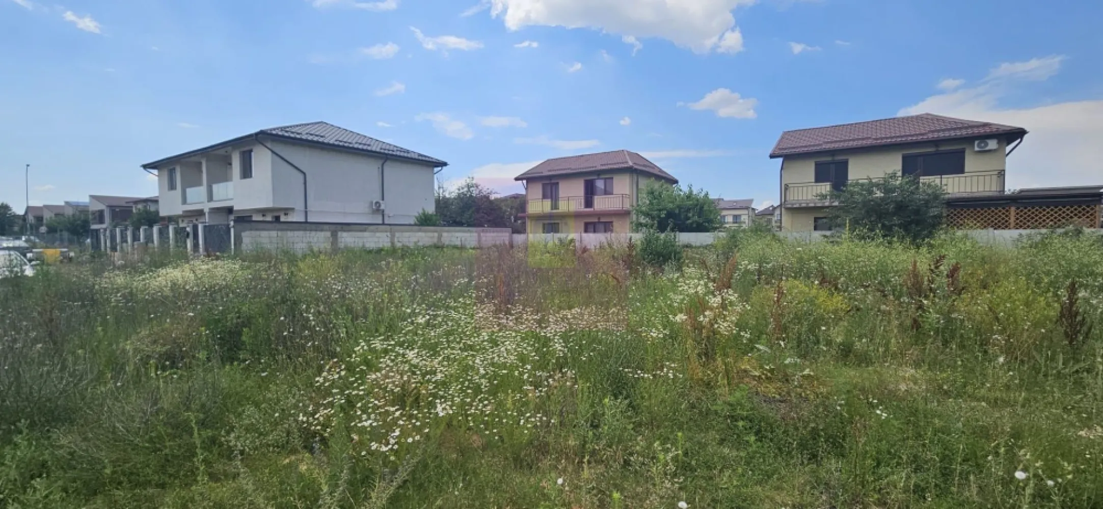 Teren Bragadiru- strada Toamnei. - Compania imobiliara Apulum 94 va propune un teren situat in Bragadiru, strada Toamnei, in apropiere de Prelungirea Ghencea. 
Terenul este situat pe un drum de servitute din strada Toamnei, are o suprafata totala de 355 mp din care 88 mp este cota din drum si raman curati 267 mp. 
Terenul sre forma patrata, avand o deschidere de 16 ml la drum.
Langa teren este curentul si gazul, iar apa si canalul sunt la straa, aproximativ 70 metri.
Zona este in continua dezvoltare, pretabila pentru constructie casa.
Pentru vizionare si mai multe detalii nu ezitati sa ma contactati pe nr 0733683446- Laura Ionescu.