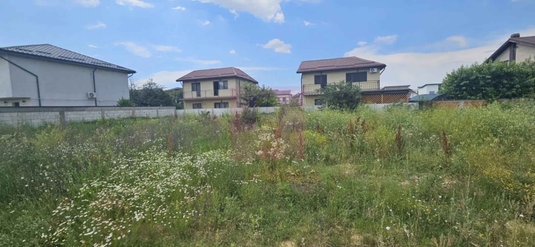 Teren Bragadiru- strada Toamnei. - Compania imobiliara Apulum 94 va propune un teren situat in Bragadiru, strada Toamnei, in apropiere de Prelungirea Ghencea. 
Terenul este situat pe un drum de servitute din strada Toamnei, are o suprafata totala de 355 mp din care 88 mp este cota din drum si raman curati 267 mp. 
Terenul sre forma patrata, avand o deschidere de 16 ml la drum.
Langa teren este curentul si gazul, iar apa si canalul sunt la straa, aproximativ 70 metri.
Zona este in continua dezvoltare, pretabila pentru constructie casa.
Pentru vizionare si mai multe detalii nu ezitati sa ma contactati pe nr 0733683446- Laura Ionescu.