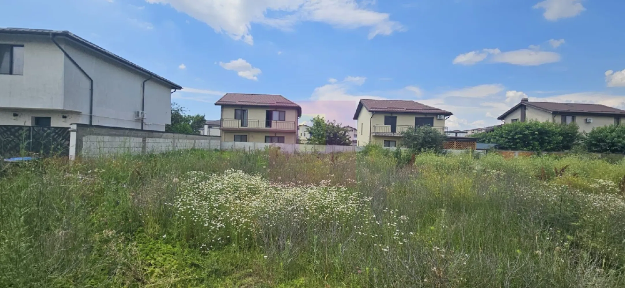 Teren Bragadiru- strada Toamnei. - Compania imobiliara Apulum 94 va propune un teren situat in Bragadiru, strada Toamnei, in apropiere de Prelungirea Ghencea. 
Terenul este situat pe un drum de servitute din strada Toamnei, are o suprafata totala de 355 mp din care 88 mp este cota din drum si raman curati 267 mp. 
Terenul sre forma patrata, avand o deschidere de 16 ml la drum.
Langa teren este curentul si gazul, iar apa si canalul sunt la straa, aproximativ 70 metri.
Zona este in continua dezvoltare, pretabila pentru constructie casa.
Pentru vizionare si mai multe detalii nu ezitati sa ma contactati pe nr 0733683446- Laura Ionescu.