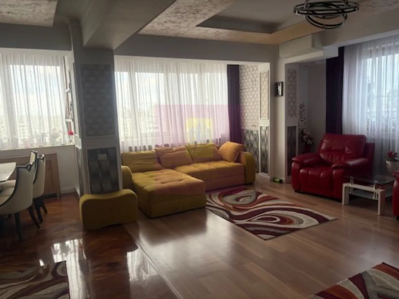 APARTAMENT PENTHOUSE TITAN CU INTIMITATEA SI CONFORTUL UNEI CASE! - Compania imobiliara Apulum94 va propune spre vanzare un pethouse in zona Titan- Baba Novac, in apropiere de Parcul Ior.
Proprietatea se afla la ultimul etaj- etajul 11 si este o oaza de liniste in mijlocul orasului, ce te deconecteaza de la zgomotul orasului.
Apartamentul dispune de lift ce urca direct in apartament, cu acordul proprietarului.
Imobilul este dat in folosinta in 2008 si este de beton si caramida , izolat pe exterior, cu pereti grosi si foarte solid.
Compartimentarea interioara este foarte bine gandita, si anume unul din dormitoare este cu baie, fiind folosit ca o garsoniera separata. Restul apartamentului are camere foarte generoase si anume un dormitor de 27 mp, un altul de 20 mp, iar livingul cu bucataria au 44 mp impreuna.
Finisajele sunt la un nivel ridicat, cu parchet din lemn masiv, vopsea stucco, 4 aparate de aer conditionat, tevile catre calorifere trec prin pardoseala, 2 centrale termice.
Proprietatea dispune de o terasa superba de 300 mp, care inconjoara tot apartamentul. Aceasta terasa este impartita si anume: o parte este acoperita folosita ca o terasa cu TV ,zona pentru gratar , o alta parte acoperita unde este o sauna si un spatiu destinat animalelor de companie, o zona cu sezlonguri plaja, o zona cu o anexa pentru depozitare, zona ce vegetatie si o zona deschisa pentru relaxare.
Proprietatea se vinde mobilata si utilata in totalitate.
Apartamentul are in proprietate si o boxa de 10 mp la subsol si un garaj subteran.
Zona este foarte usor accesibila, langa parc, piata, hypermarket, metrou.
DACA DORITI SA LOCUITI INTR-UN APARTAMENT IN BUCURETI SI SA AVETI INTIMITATEA UNEI CASE, NU EZITATI SA MA CONTACTATI PE NR 0733683446- LAURA IONESCU.