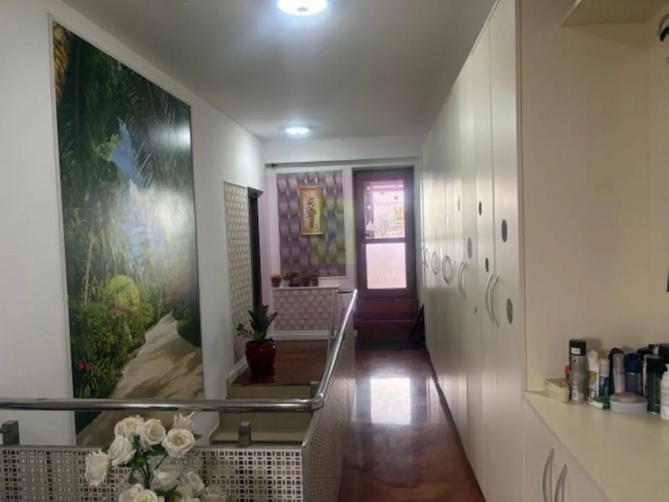 APARTAMENT PENTHOUSE TITAN CU INTIMITATEA SI CONFORTUL UNEI CASE! - Compania imobiliara Apulum94 va propune spre vanzare un pethouse in zona Titan- Baba Novac, in apropiere de Parcul Ior.
Proprietatea se afla la ultimul etaj- etajul 11 si este o oaza de liniste in mijlocul orasului, ce te deconecteaza de la zgomotul orasului.
Apartamentul dispune de lift ce urca direct in apartament, cu acordul proprietarului.
Imobilul este dat in folosinta in 2008 si este de beton si caramida , izolat pe exterior, cu pereti grosi si foarte solid.
Compartimentarea interioara este foarte bine gandita, si anume unul din dormitoare este cu baie, fiind folosit ca o garsoniera separata. Restul apartamentului are camere foarte generoase si anume un dormitor de 27 mp, un altul de 20 mp, iar livingul cu bucataria au 44 mp impreuna.
Finisajele sunt la un nivel ridicat, cu parchet din lemn masiv, vopsea stucco, 4 aparate de aer conditionat, tevile catre calorifere trec prin pardoseala, 2 centrale termice.
Proprietatea dispune de o terasa superba de 300 mp, care inconjoara tot apartamentul. Aceasta terasa este impartita si anume: o parte este acoperita folosita ca o terasa cu TV ,zona pentru gratar , o alta parte acoperita unde este o sauna si un spatiu destinat animalelor de companie, o zona cu sezlonguri plaja, o zona cu o anexa pentru depozitare, zona ce vegetatie si o zona deschisa pentru relaxare.
Proprietatea se vinde mobilata si utilata in totalitate.
Apartamentul are in proprietate si o boxa de 10 mp la subsol si un garaj subteran.
Zona este foarte usor accesibila, langa parc, piata, hypermarket, metrou.
DACA DORITI SA LOCUITI INTR-UN APARTAMENT IN BUCURETI SI SA AVETI INTIMITATEA UNEI CASE, NU EZITATI SA MA CONTACTATI PE NR 0733683446- LAURA IONESCU.