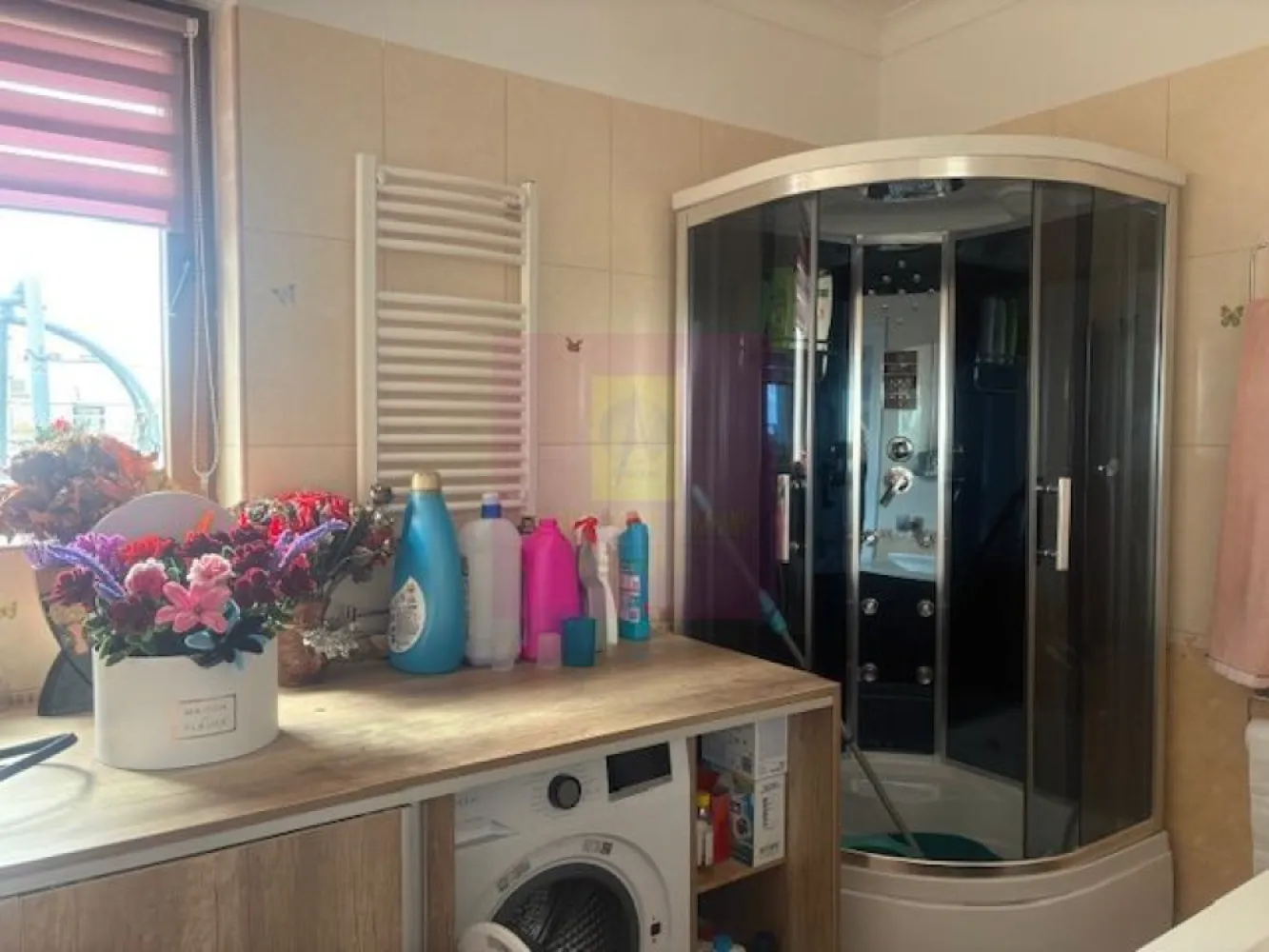 APARTAMENT PENTHOUSE TITAN CU INTIMITATEA SI CONFORTUL UNEI CASE! - Compania imobiliara Apulum94 va propune spre vanzare un pethouse in zona Titan- Baba Novac, in apropiere de Parcul Ior.
Proprietatea se afla la ultimul etaj- etajul 11 si este o oaza de liniste in mijlocul orasului, ce te deconecteaza de la zgomotul orasului.
Apartamentul dispune de lift ce urca direct in apartament, cu acordul proprietarului.
Imobilul este dat in folosinta in 2008 si este de beton si caramida , izolat pe exterior, cu pereti grosi si foarte solid.
Compartimentarea interioara este foarte bine gandita, si anume unul din dormitoare este cu baie, fiind folosit ca o garsoniera separata. Restul apartamentului are camere foarte generoase si anume un dormitor de 27 mp, un altul de 20 mp, iar livingul cu bucataria au 44 mp impreuna.
Finisajele sunt la un nivel ridicat, cu parchet din lemn masiv, vopsea stucco, 4 aparate de aer conditionat, tevile catre calorifere trec prin pardoseala, 2 centrale termice.
Proprietatea dispune de o terasa superba de 300 mp, care inconjoara tot apartamentul. Aceasta terasa este impartita si anume: o parte este acoperita folosita ca o terasa cu TV ,zona pentru gratar , o alta parte acoperita unde este o sauna si un spatiu destinat animalelor de companie, o zona cu sezlonguri plaja, o zona cu o anexa pentru depozitare, zona ce vegetatie si o zona deschisa pentru relaxare.
Proprietatea se vinde mobilata si utilata in totalitate.
Apartamentul are in proprietate si o boxa de 10 mp la subsol si un garaj subteran.
Zona este foarte usor accesibila, langa parc, piata, hypermarket, metrou.
DACA DORITI SA LOCUITI INTR-UN APARTAMENT IN BUCURETI SI SA AVETI INTIMITATEA UNEI CASE, NU EZITATI SA MA CONTACTATI PE NR 0733683446- LAURA IONESCU.