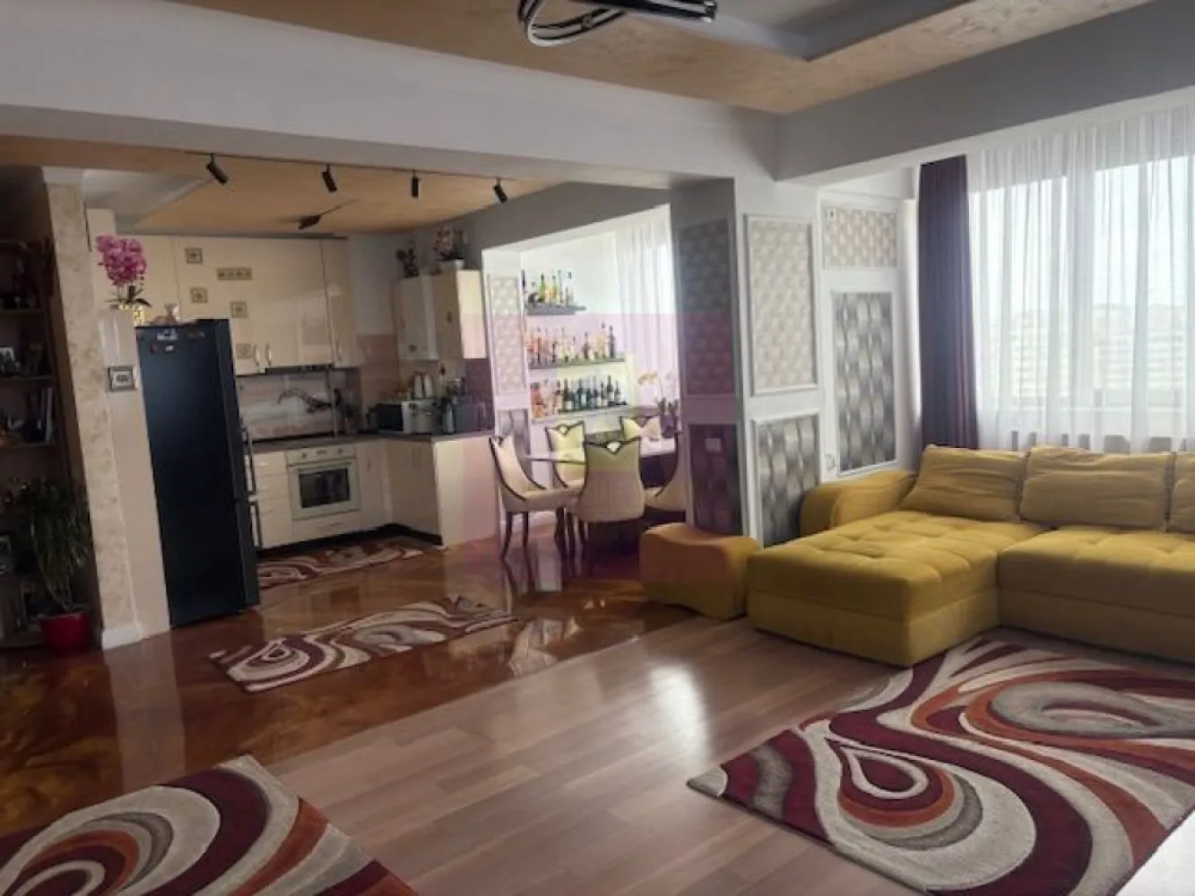 APARTAMENT PENTHOUSE TITAN CU INTIMITATEA SI CONFORTUL UNEI CASE! - Compania imobiliara Apulum94 va propune spre vanzare un pethouse in zona Titan- Baba Novac, in apropiere de Parcul Ior.
Proprietatea se afla la ultimul etaj- etajul 11 si este o oaza de liniste in mijlocul orasului, ce te deconecteaza de la zgomotul orasului.
Apartamentul dispune de lift ce urca direct in apartament, cu acordul proprietarului.
Imobilul este dat in folosinta in 2008 si este de beton si caramida , izolat pe exterior, cu pereti grosi si foarte solid.
Compartimentarea interioara este foarte bine gandita, si anume unul din dormitoare este cu baie, fiind folosit ca o garsoniera separata. Restul apartamentului are camere foarte generoase si anume un dormitor de 27 mp, un altul de 20 mp, iar livingul cu bucataria au 44 mp impreuna.
Finisajele sunt la un nivel ridicat, cu parchet din lemn masiv, vopsea stucco, 4 aparate de aer conditionat, tevile catre calorifere trec prin pardoseala, 2 centrale termice.
Proprietatea dispune de o terasa superba de 300 mp, care inconjoara tot apartamentul. Aceasta terasa este impartita si anume: o parte este acoperita folosita ca o terasa cu TV ,zona pentru gratar , o alta parte acoperita unde este o sauna si un spatiu destinat animalelor de companie, o zona cu sezlonguri plaja, o zona cu o anexa pentru depozitare, zona ce vegetatie si o zona deschisa pentru relaxare.
Proprietatea se vinde mobilata si utilata in totalitate.
Apartamentul are in proprietate si o boxa de 10 mp la subsol si un garaj subteran.
Zona este foarte usor accesibila, langa parc, piata, hypermarket, metrou.
DACA DORITI SA LOCUITI INTR-UN APARTAMENT IN BUCURETI SI SA AVETI INTIMITATEA UNEI CASE, NU EZITATI SA MA CONTACTATI PE NR 0733683446- LAURA IONESCU.