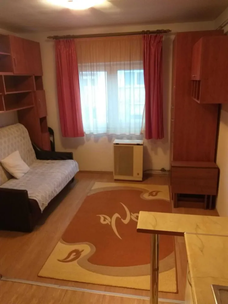 BRASADAS vinde garsoniera in Micro 16. - Agentia Imobiliara BRASADAS vinde garsonieră situată la etajul 4 din 4 (cu acoperiș în stare foarte bună), în zona Micro 16, Satu Mare. Locuința este ideală atât pentru locuit, cât și pentru investiție.

Dotări și îmbunătățiri:

Geam termopan
Ușă baie termopan
Ventilație la baie
Încălzire cu convector
Boiler pentru apă caldă
Parchet laminat
Gresie și faianță
Ușă metalică la intrare 
Izolație interioară 
Garsoniera se vinde complet mobilată, gata pentru mutare imediată.