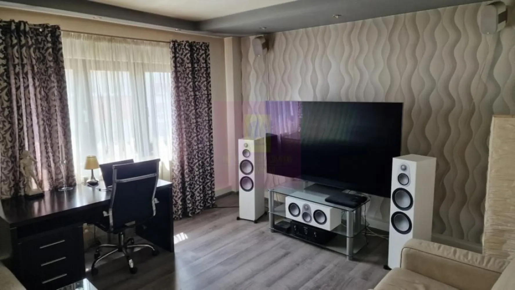 Vand apartament 3 camere zona 13 Septembrie - Sebastian (Prosper Mall) - Compania imobiliara Apulum 94 va propune un apartament de 3 camere situat in zona 13 Septembrie – Sebastian, in imediata vecinatate a Prosper Mall.
Apartamentul este decomandat, are o suprafata totala de 76.61 mp (inclusiv balconul), etajul 8, anul constructiei imobilului este 1986.
Suprafete foarte generoase: living 20 mp, dormitoare 14.1 si respectiv 11.8 mp. Beneficiaza de doua grupuri sanitare si un balcon (dormitorul mare).
Holul principal tip “H”, zidul despartitor cu bucataria din BCA, permite reconfigurare, pt. camera de zi/dinning spatioasa, 20 mp. Pozitionare sud-est & sud-vest.
In proximitate Prosper Mall (Mega Image + piata Kaufland si Lidl etc. De asemenea Parcul Sebastian.
Accesul la transportul in comun este la o distanta de, 300m .In imediata apropiere Liceu matematica-informatica. Parcare auto accesibila, inclusiv posibilate de inchiriere loc parcare primarie.
Apartamentul beneficiaza de ferestre PVC cu geam termopan (QFort). Centrala termica pe gaz (Ariston - varful de gama - Alteas One), calorifere metal (partial Ferolli). Aer conditionat (Samsung inverter – 12k BTU). Se vinde nemobilat.
Amenajarile interioare (gresie, faianta, parchet laminat, lavabila) necesita renovare partiala pentru detalii :0733683446- Laura Ionescu