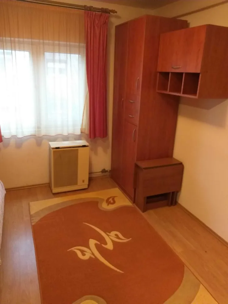BRASADAS vinde garsoniera in Micro 16. - Agentia Imobiliara BRASADAS vinde garsonieră situată la etajul 4 din 4 (cu acoperiș în stare foarte bună), în zona Micro 16, Satu Mare. Locuința este ideală atât pentru locuit, cât și pentru investiție.

Dotări și îmbunătățiri:

Geam termopan
Ușă baie termopan
Ventilație la baie
Încălzire cu convector
Boiler pentru apă caldă
Parchet laminat
Gresie și faianță
Ușă metalică la intrare 
Izolație interioară 
Garsoniera se vinde complet mobilată, gata pentru mutare imediată.