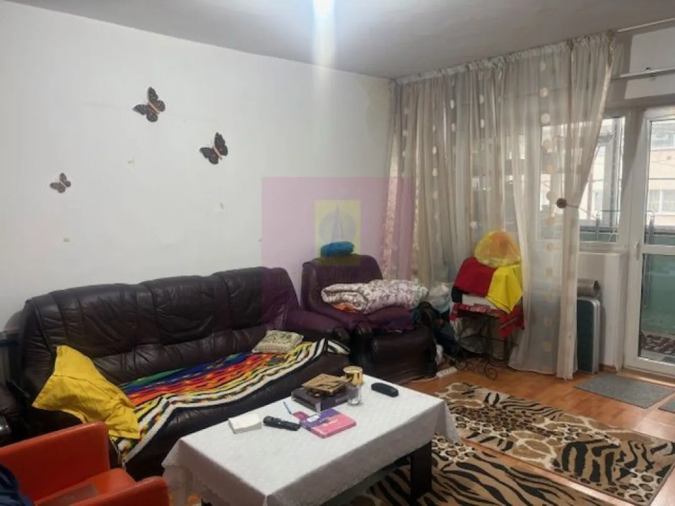 Apartament 3 camere Soseaua Vergului- Parcul Morarilor. - Compania imobiliara Apulum94 va propune un apartament e 3 camere situat pe Soseaua Vergului, in apropiere de Mc Donald, de statia de metrou Costin Georgian si de Parcul Morarilor. 
Apartamentul este situat la etajul 8/11, intr-un imobil reabilitat termic. 
Este decomandat si beneficiaza de 2 balcoane. 
Apartamentul este debransat de la apa calda si are boilere in baie si bucatarie, are termoficare si teava separata de gaze, avand 2 focuri, ceea ce faciliteaza montarea de centrala termica. 
Interiorul necesita renovare, apartamentul are ferestre termopan. 
Pentru mai multe detalii si vizionare nu ezitati sa ma contactati pe nr 0733683446- Laura Ionescu.