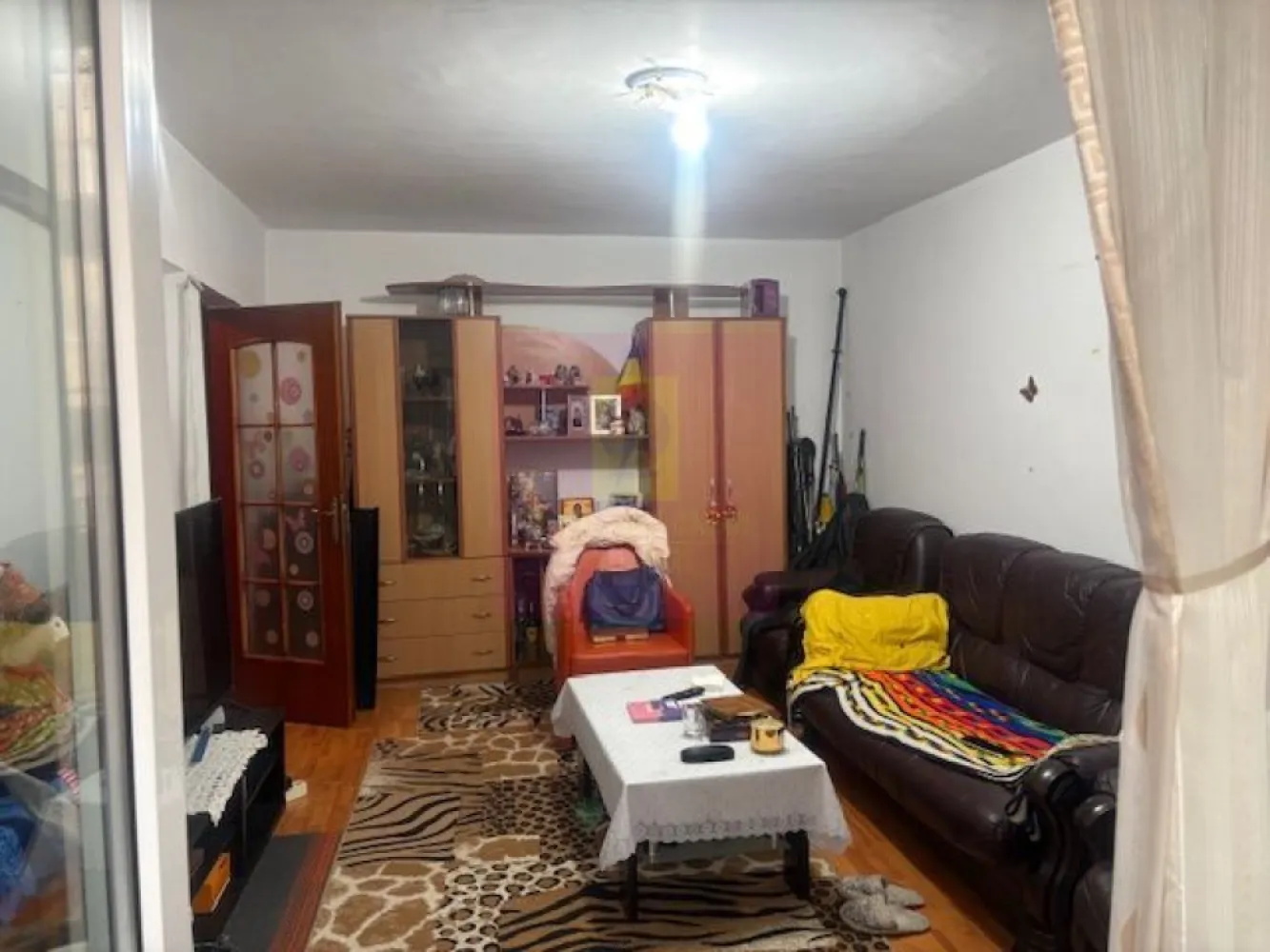 Apartament 3 camere Soseaua Vergului- Parcul Morarilor. - Compania imobiliara Apulum94 va propune un apartament e 3 camere situat pe Soseaua Vergului, in apropiere de Mc Donald, de statia de metrou Costin Georgian si de Parcul Morarilor. 
Apartamentul este situat la etajul 8/11, intr-un imobil reabilitat termic. 
Este decomandat si beneficiaza de 2 balcoane. 
Apartamentul este debransat de la apa calda si are boilere in baie si bucatarie, are termoficare si teava separata de gaze, avand 2 focuri, ceea ce faciliteaza montarea de centrala termica. 
Interiorul necesita renovare, apartamentul are ferestre termopan. 
Pentru mai multe detalii si vizionare nu ezitati sa ma contactati pe nr 0733683446- Laura Ionescu.