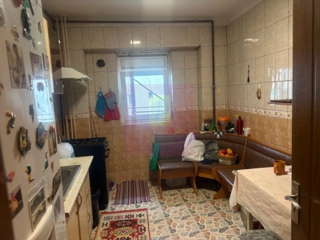 Apartament 3 camere Soseaua Vergului- Parcul Morarilor. - Compania imobiliara Apulum94 va propune un apartament e 3 camere situat pe Soseaua Vergului, in apropiere de Mc Donald, de statia de metrou Costin Georgian si de Parcul Morarilor. 
Apartamentul este situat la etajul 8/11, intr-un imobil reabilitat termic. 
Este decomandat si beneficiaza de 2 balcoane. 
Apartamentul este debransat de la apa calda si are boilere in baie si bucatarie, are termoficare si teava separata de gaze, avand 2 focuri, ceea ce faciliteaza montarea de centrala termica. 
Interiorul necesita renovare, apartamentul are ferestre termopan. 
Pentru mai multe detalii si vizionare nu ezitati sa ma contactati pe nr 0733683446- Laura Ionescu.