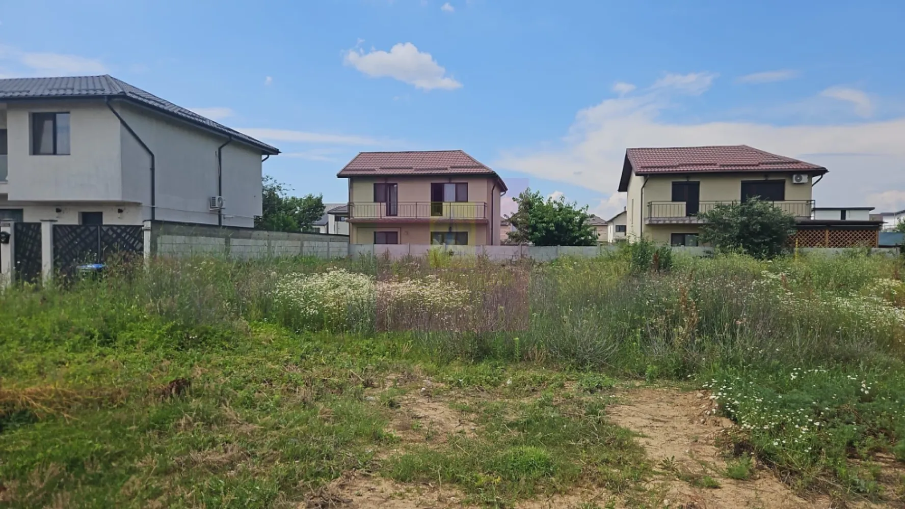 Teren Bragadiru- strada Toamnei. - Compania imobiliara Apulum 94 va propune un teren situat in Bragadiru, strada Toamnei, in apropiere de Prelungirea Ghencea. 
Terenul este situat pe un drum de servitute din strada Toamnei, are o suprafata totala de 355 mp din care 88 mp este cota din drum si raman curati 267 mp. 
Terenul are forma patrata, avand o deschidere de 16 ml la drum.
Langa teren este curentul si gazul, iar apa si canalul sunt la straa, aproximativ 70 metri.
Zona este in continua dezvoltare, pretabila pentru constructie casa.
Pentru vizionare si mai multe detalii nu ezitati sa ma contactati pe nr 0733683446- Laura Ionescu.