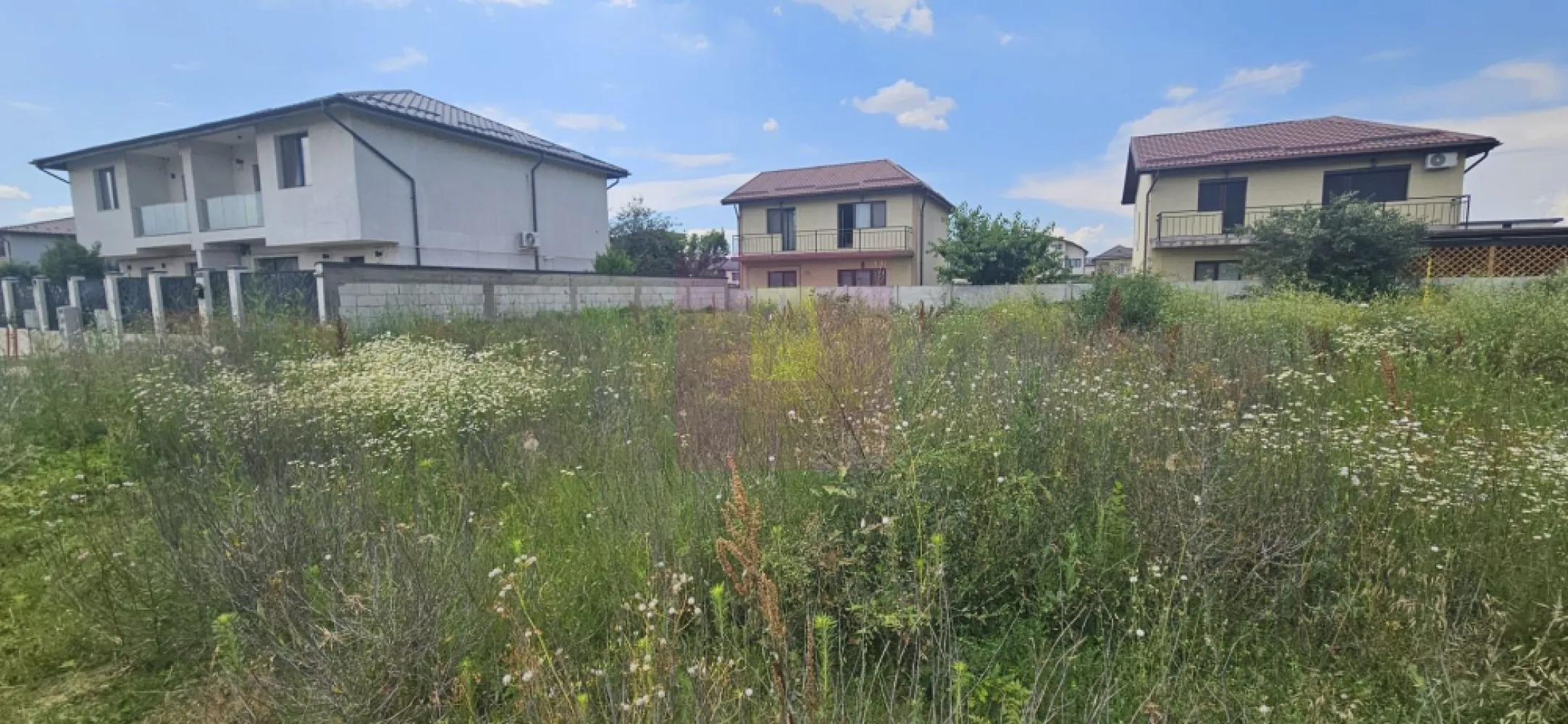Teren Bragadiru- strada Toamnei. - Compania imobiliara Apulum 94 va propune un teren situat in Bragadiru, strada Toamnei, in apropiere de Prelungirea Ghencea. 
Terenul este situat pe un drum de servitute din strada Toamnei, are o suprafata totala de 355 mp din care 88 mp este cota din drum si raman curati 267 mp. 
Terenul are forma patrata, avand o deschidere de 16 ml la drum.
Langa teren este curentul si gazul, iar apa si canalul sunt la straa, aproximativ 70 metri.
Zona este in continua dezvoltare, pretabila pentru constructie casa.
Pentru vizionare si mai multe detalii nu ezitati sa ma contactati pe nr 0733683446- Laura Ionescu.