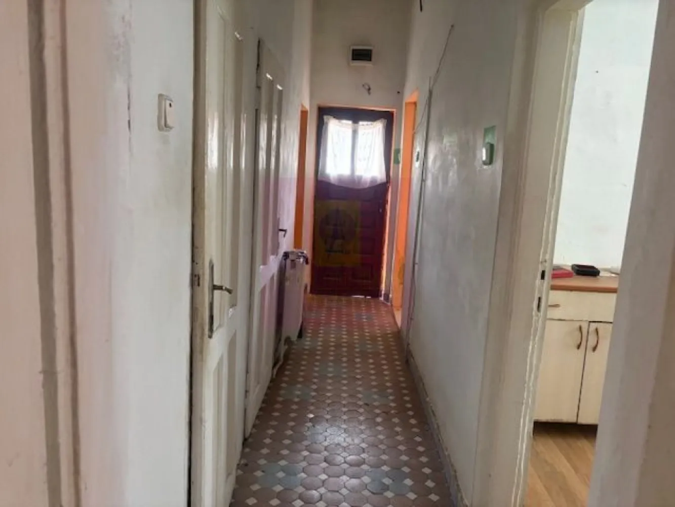 Casa Floreasca- Dinamo. - OCAZIE FOARTE RARA DE A LOCUI INTR-O ZONA FOARTE BUNA A CAPITALEI.
Compania imobiliara Apulum94 va propune o casa situata in zona Floreasca, in apropiere de Stadionul Dinamo. 
Zona este foarte apropiata de mijloacele de transport, mall, spital. 
Casa este demisol+ parter+ pod. Casa este pe stilul interbelic , din caramida, avand camere inalte si spatioase.
Pe teren sunt trase toate utilitatile- curent, gaze, apa, canal. 
Exista urbanism care incadreaza terenul in L1a- cu regim de inaltime de P+2; POT= 45%; CUT= 1,3.
Pentru vizionare si mai multe detalii nu ezitati sa ma contactati pe nr 0733683446- Laura Ionescu.