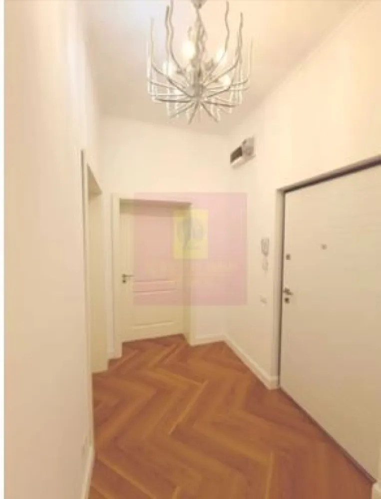 Apartament superb renovat integral Drumul Sarii. - Compania imobiliara Apulum 94 va propune un superb apartament de 2 camere situat stradal pe Drumul Sarii, intr-un imobil din 1960, tip rusesc, recunoscut pentru structura foarte solida , inaltimea camerelor care este de 3,20 m si spatialitatea camerelor , acest apartament avand o suprafata utila de 64 mp la care se adauga o boxa la subsol de 3, 60 mp. 
Apartamentul are deasupra un pod care il acopera in intregime, ceea ce face ca apartamentul sa fie mai calduros iarna si ma racoros vara. 
Interiorul apartamentului este refacut in totalitate, cu finisaje de foarte buna calitate, instalatii- electrica si sanitara schimbate, usa de intrare metalica, usi de interior din lemn, termopan Salamander Bluevolution tripan care izoleaza foarte bine atat fonic cat si termic, parchet din lemn SPC, faianta Marazzi, rulouri exterioare pe telecomanda, 2 aparate de aer conditionat LG, centrala termica noua Ariston Clas One 24 WIFI 24 KW, prize si intrerupatoare Biticino, corpuri de iluminat moderne. 
Zona este foarte linistita , cu parc in curtea interioara si are acces facil catre mijloacele de transport, la 10 minute este metroul Razoare, Mall Afi, gradinita, scoala. 
Pentru vizionare si mai multe detalii nu ezitati sa ma contactati pe nr 0733683446- Laura Ionescu.