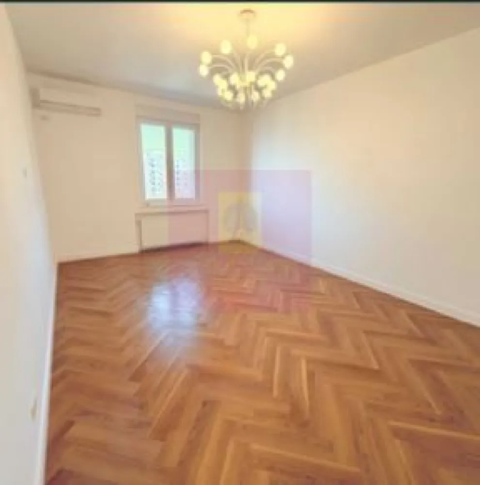Apartament superb renovat integral Drumul Sarii. - Compania imobiliara Apulum 94 va propune un superb apartament de 2 camere situat stradal pe Drumul Sarii, intr-un imobil din 1960, tip rusesc, recunoscut pentru structura foarte solida , inaltimea camerelor care este de 3,20 m si spatialitatea camerelor , acest apartament avand o suprafata utila de 64 mp la care se adauga o boxa la subsol de 3, 60 mp. 
Apartamentul are deasupra un pod care il acopera in intregime, ceea ce face ca apartamentul sa fie mai calduros iarna si ma racoros vara. 
Interiorul apartamentului este refacut in totalitate, cu finisaje de foarte buna calitate, instalatii- electrica si sanitara schimbate, usa de intrare metalica, usi de interior din lemn, termopan Salamander Bluevolution tripan care izoleaza foarte bine atat fonic cat si termic, parchet din lemn SPC, faianta Marazzi, rulouri exterioare pe telecomanda, 2 aparate de aer conditionat LG, centrala termica noua Ariston Clas One 24 WIFI 24 KW, prize si intrerupatoare Biticino, corpuri de iluminat moderne. 
Zona este foarte linistita , cu parc in curtea interioara si are acces facil catre mijloacele de transport, la 10 minute este metroul Razoare, Mall Afi, gradinita, scoala. 
Pentru vizionare si mai multe detalii nu ezitati sa ma contactati pe nr 0733683446- Laura Ionescu.