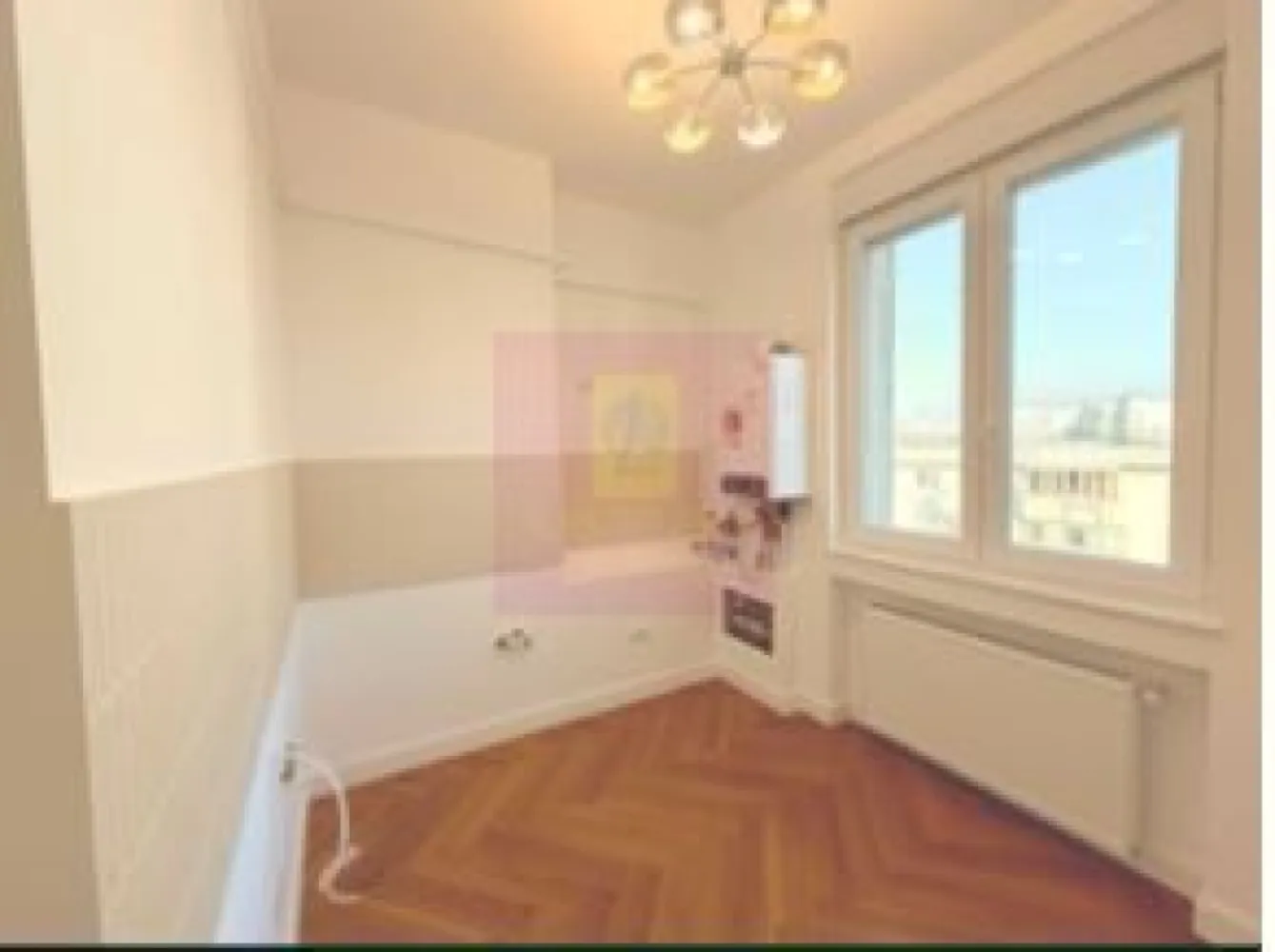 Apartament superb renovat integral Drumul Sarii. - Compania imobiliara Apulum 94 va propune un superb apartament de 2 camere situat stradal pe Drumul Sarii, intr-un imobil din 1960, tip rusesc, recunoscut pentru structura foarte solida , inaltimea camerelor care este de 3,20 m si spatialitatea camerelor , acest apartament avand o suprafata utila de 64 mp la care se adauga o boxa la subsol de 3, 60 mp. 
Apartamentul are deasupra un pod care il acopera in intregime, ceea ce face ca apartamentul sa fie mai calduros iarna si ma racoros vara. 
Interiorul apartamentului este refacut in totalitate, cu finisaje de foarte buna calitate, instalatii- electrica si sanitara schimbate, usa de intrare metalica, usi de interior din lemn, termopan Salamander Bluevolution tripan care izoleaza foarte bine atat fonic cat si termic, parchet din lemn SPC, faianta Marazzi, rulouri exterioare pe telecomanda, 2 aparate de aer conditionat LG, centrala termica noua Ariston Clas One 24 WIFI 24 KW, prize si intrerupatoare Biticino, corpuri de iluminat moderne. 
Zona este foarte linistita , cu parc in curtea interioara si are acces facil catre mijloacele de transport, la 10 minute este metroul Razoare, Mall Afi, gradinita, scoala. 
Pentru vizionare si mai multe detalii nu ezitati sa ma contactati pe nr 0733683446- Laura Ionescu.