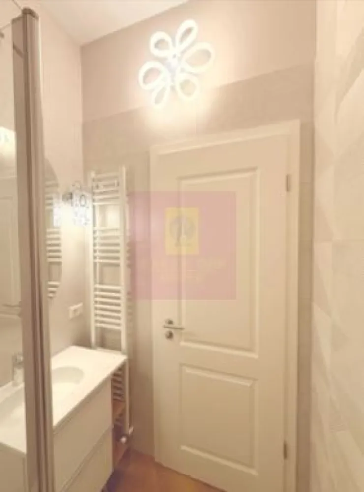 Apartament superb renovat integral Drumul Sarii. - Compania imobiliara Apulum 94 va propune un superb apartament de 2 camere situat stradal pe Drumul Sarii, intr-un imobil din 1960, tip rusesc, recunoscut pentru structura foarte solida , inaltimea camerelor care este de 3,20 m si spatialitatea camerelor , acest apartament avand o suprafata utila de 64 mp la care se adauga o boxa la subsol de 3, 60 mp. 
Apartamentul are deasupra un pod care il acopera in intregime, ceea ce face ca apartamentul sa fie mai calduros iarna si ma racoros vara. 
Interiorul apartamentului este refacut in totalitate, cu finisaje de foarte buna calitate, instalatii- electrica si sanitara schimbate, usa de intrare metalica, usi de interior din lemn, termopan Salamander Bluevolution tripan care izoleaza foarte bine atat fonic cat si termic, parchet din lemn SPC, faianta Marazzi, rulouri exterioare pe telecomanda, 2 aparate de aer conditionat LG, centrala termica noua Ariston Clas One 24 WIFI 24 KW, prize si intrerupatoare Biticino, corpuri de iluminat moderne. 
Zona este foarte linistita , cu parc in curtea interioara si are acces facil catre mijloacele de transport, la 10 minute este metroul Razoare, Mall Afi, gradinita, scoala. 
Pentru vizionare si mai multe detalii nu ezitati sa ma contactati pe nr 0733683446- Laura Ionescu.
