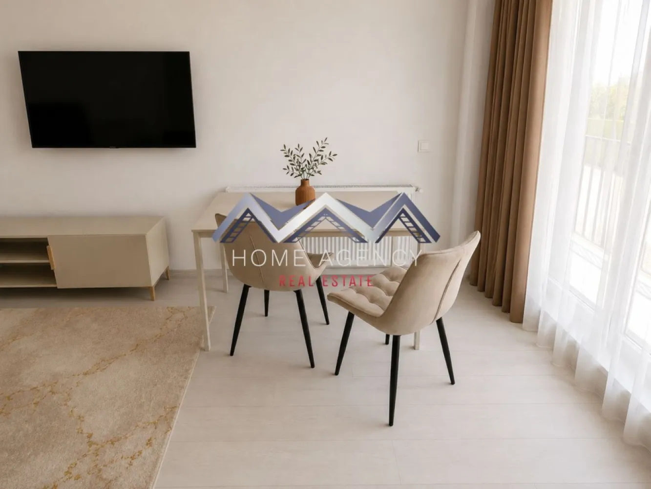 Apartament 2 camere Otopeni | mobilat & utilat | parcare | comision 0 - Descoperă un apartament modern cu 2 camere, situat într-un ansamblu rezidențial nou din Otopeni, ideal atât pentru locuit, cât și pentru investiție sigură, datorită poziționării excelente și accesului rapid către București.

Prețul afișat nu include TVA.
Preț final: 106.000 euro (negociabil) | TVA și 1 loc de parcare inclus | complet mobilat și utilat | comision 0

Locuința este amplasată la etajul parter (înalt) într-un imobil D+P+3, oferind un echilibru foarte bun între accesibilitate și intimitate, fiind o alegere inspirată pentru cei care își doresc confort. Apartamentul este luminos și bine orientat (Sud), astfel că beneficiază de lumină naturală pe tot parcursul zilei.

Compartimentarea este una practică și versatilă, evidențiindu-se printr-o zonă de living cu bucătărie open space generoasă, cu acces către balcon, oferind astfel un plus de confort și funcționalitate. 

Apartamentul se predă complet mobilat și utilat, respectiv finisat cu materiale moderne, baie complet utilată cu gresie, faianță și obiecte sanitare (cadă), precum și centrală termică proprie, fiind racordat la toate utilitățile publice. 

Poziționarea în Otopeni oferă acces rapid către Aeroportul Henri Coandă, DN1, Centura București, dar și către centre comerciale, școli și mijloace de transport, ceea ce face ca proprietatea să fie potrivită atât pentru locuire personală, cât și pentru investiție cu randament bun.

Programează acum o vizionare!