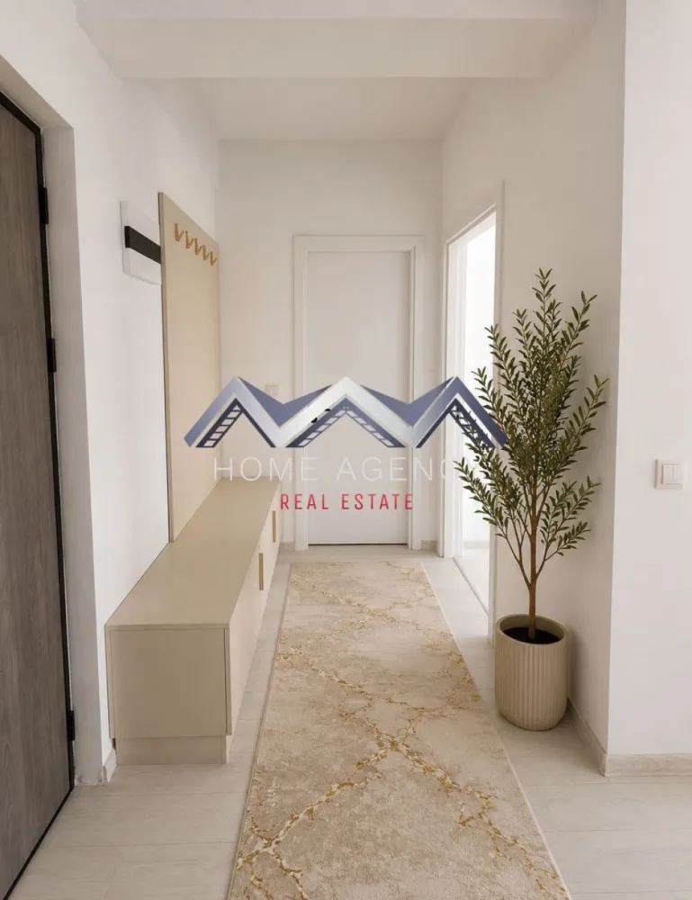 Apartament 2 camere Otopeni | mobilat & utilat | parcare | comision 0 - Descoperă un apartament modern cu 2 camere, situat într-un ansamblu rezidențial nou din Otopeni, ideal atât pentru locuit, cât și pentru investiție sigură, datorită poziționării excelente și accesului rapid către București.

Prețul afișat nu include TVA.
Preț final: 106.000 euro (negociabil) | TVA și 1 loc de parcare inclus | complet mobilat și utilat | comision 0

Locuința este amplasată la etajul parter (înalt) într-un imobil D+P+3, oferind un echilibru foarte bun între accesibilitate și intimitate, fiind o alegere inspirată pentru cei care își doresc confort. Apartamentul este luminos și bine orientat (Sud), astfel că beneficiază de lumină naturală pe tot parcursul zilei.

Compartimentarea este una practică și versatilă, evidențiindu-se printr-o zonă de living cu bucătărie open space generoasă, cu acces către balcon, oferind astfel un plus de confort și funcționalitate. 

Apartamentul se predă complet mobilat și utilat, respectiv finisat cu materiale moderne, baie complet utilată cu gresie, faianță și obiecte sanitare (cadă), precum și centrală termică proprie, fiind racordat la toate utilitățile publice. 

Poziționarea în Otopeni oferă acces rapid către Aeroportul Henri Coandă, DN1, Centura București, dar și către centre comerciale, școli și mijloace de transport, ceea ce face ca proprietatea să fie potrivită atât pentru locuire personală, cât și pentru investiție cu randament bun.

Programează acum o vizionare!