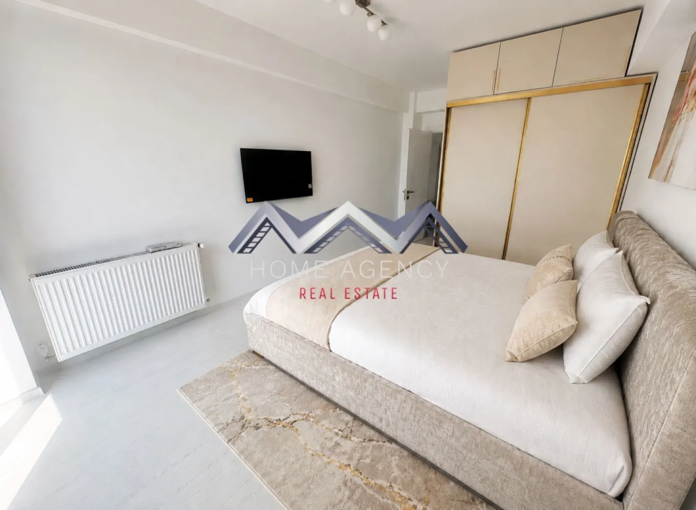 Apartament 2 camere Otopeni | mobilat & utilat | parcare | comision 0 - Descoperă un apartament modern cu 2 camere, situat într-un ansamblu rezidențial nou din Otopeni, ideal atât pentru locuit, cât și pentru investiție sigură, datorită poziționării excelente și accesului rapid către București.

Prețul afișat nu include TVA.
Preț final: 106.000 euro (negociabil) | TVA și 1 loc de parcare inclus | complet mobilat și utilat | comision 0

Locuința este amplasată la etajul parter (înalt) într-un imobil D+P+3, oferind un echilibru foarte bun între accesibilitate și intimitate, fiind o alegere inspirată pentru cei care își doresc confort. Apartamentul este luminos și bine orientat (Sud), astfel că beneficiază de lumină naturală pe tot parcursul zilei.

Compartimentarea este una practică și versatilă, evidențiindu-se printr-o zonă de living cu bucătărie open space generoasă, cu acces către balcon, oferind astfel un plus de confort și funcționalitate. 

Apartamentul se predă complet mobilat și utilat, respectiv finisat cu materiale moderne, baie complet utilată cu gresie, faianță și obiecte sanitare (cadă), precum și centrală termică proprie, fiind racordat la toate utilitățile publice. 

Poziționarea în Otopeni oferă acces rapid către Aeroportul Henri Coandă, DN1, Centura București, dar și către centre comerciale, școli și mijloace de transport, ceea ce face ca proprietatea să fie potrivită atât pentru locuire personală, cât și pentru investiție cu randament bun.

Programează acum o vizionare!