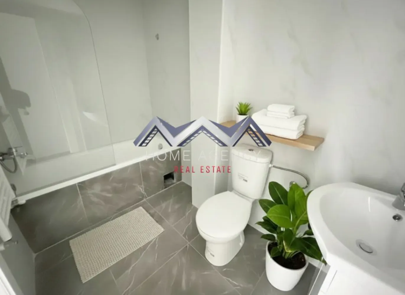 Apartament 2 camere Otopeni | mobilat & utilat | parcare | comision 0 - Descoperă un apartament modern cu 2 camere, situat într-un ansamblu rezidențial nou din Otopeni, ideal atât pentru locuit, cât și pentru investiție sigură, datorită poziționării excelente și accesului rapid către București.

Prețul afișat nu include TVA.
Preț final: 106.000 euro (negociabil) | TVA și 1 loc de parcare inclus | complet mobilat și utilat | comision 0

Locuința este amplasată la etajul parter (înalt) într-un imobil D+P+3, oferind un echilibru foarte bun între accesibilitate și intimitate, fiind o alegere inspirată pentru cei care își doresc confort. Apartamentul este luminos și bine orientat (Sud), astfel că beneficiază de lumină naturală pe tot parcursul zilei.

Compartimentarea este una practică și versatilă, evidențiindu-se printr-o zonă de living cu bucătărie open space generoasă, cu acces către balcon, oferind astfel un plus de confort și funcționalitate. 

Apartamentul se predă complet mobilat și utilat, respectiv finisat cu materiale moderne, baie complet utilată cu gresie, faianță și obiecte sanitare (cadă), precum și centrală termică proprie, fiind racordat la toate utilitățile publice. 

Poziționarea în Otopeni oferă acces rapid către Aeroportul Henri Coandă, DN1, Centura București, dar și către centre comerciale, școli și mijloace de transport, ceea ce face ca proprietatea să fie potrivită atât pentru locuire personală, cât și pentru investiție cu randament bun.

Programează acum o vizionare!