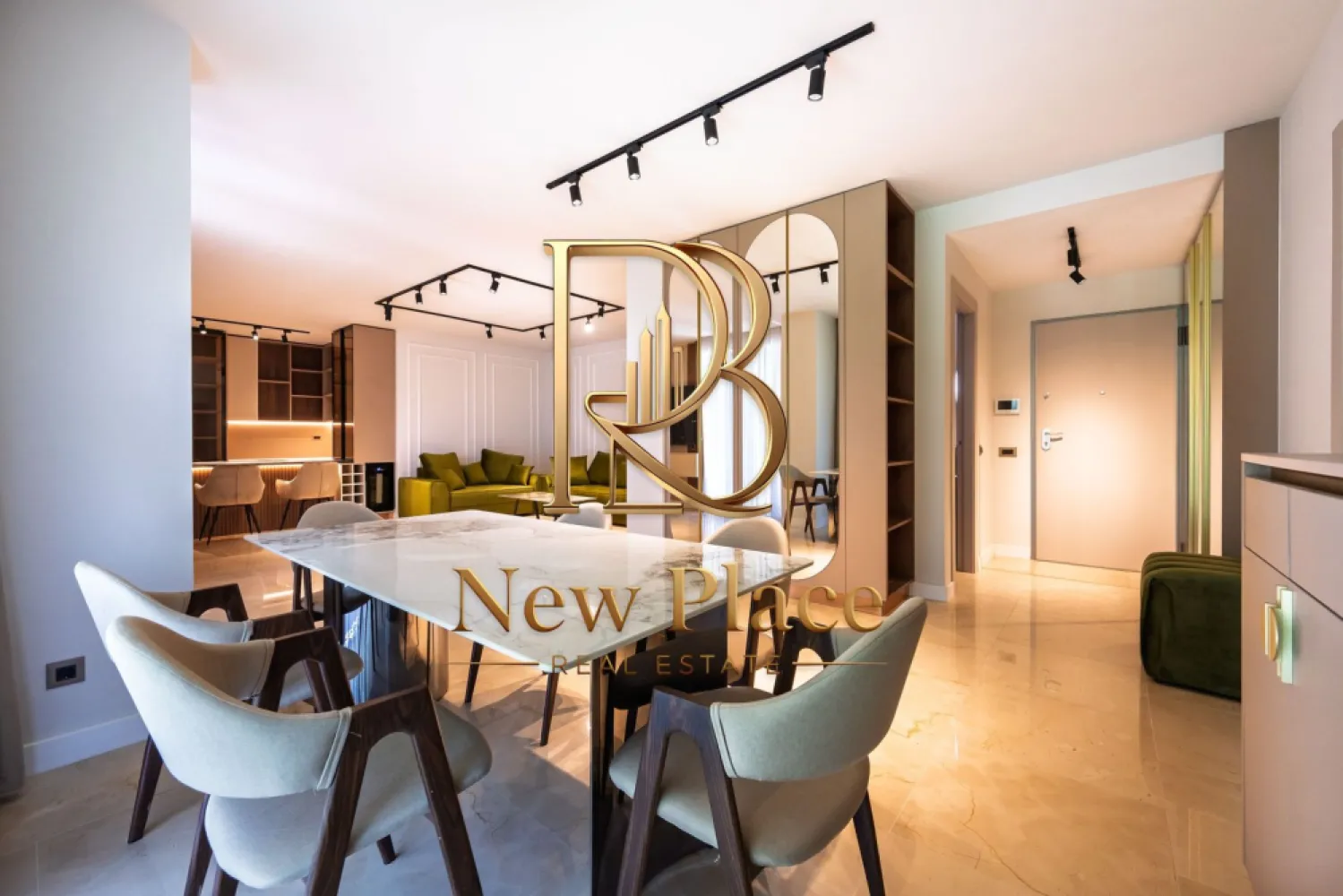 [VIDEO] ARQA Jolie Village | PISCINA EXTERIOARA [+21% TVA] CURTE 90 mp - ✅Pentru o perspectiva mai buna asupra Apartamentului, va invitam sa vizionati Video-ul de prezentare✅

New Place Real Estate Company va propune spre vanzare un apartament spatios si inteligent compartimentat, situat intr un Ansamblu Rezidential din zona de nord a Capitalei, intr-o oaza de liniste, cu aer curat si acces facil catre toate punctele de interes. Situat in zona Erou Iancu Nicolae, Ansamblul este plin de rafinament fiind locul ideal in care vei beneficia de intimitatea necesara de fiecare data cand pasesti acasa si unde vei gasi o comunitate formata din locatari care impartasesc aceleasi valori cu tine.

Ansamblul are o arhitectura moderna, este format din cladiri cu regim de inaltime mica (P+2+3R+4R), fiind este construit pe un lot de 8,000 mp de teren, amprenta constructiei avand doar 3,000 mp, parcarile fiind prevazute doar la subteran, avand curti interioare cu spatii verzi generoase care includ o piscina si loc de joaca pentru copii.

Apartamentul se afla situat la Parter si are o curte cu suprafata de 90.00 mp si o suprafata utila totala de 143.20 mp, suprafata desfasurata fiind impartita astfel: living si dining cu suprafata de 59.10 mp, bucatarie inchisa cu suprafata de 7.70 mp, dormitor matrimonial cu suprafata de 24.80 mp cu o baie proprie cu suprafata de 3.40 mp, 2 dormitoare secundare cu suprafete de 13.90 mp respectiv 13.40 mp, 2 grupuri sanitar cu suprafete de 4.00 mp respectiv 2.50 mp si hol cu suprafata de 4.20 mp si o terasa de 9.90 mp.

Apartamentul dispune de 3 locuri de parcare situate la subteranul imobilului.

Finisajele de top si facilitatile exclusive completeaza calitatea constructiei, oferind un confort sporit rezidentilor ansamblului:
- Piscina exterioara
- Loc de joaca pentru copii
- Spatii pietonale largi si pline de verdeata
- Centrala de imobil
- Video interfon
- Locatie ideala
- Branduri de top atat pentru finisaje cat si pentru materialele de constructie

Pentru mai multe detalii sau pentru a programa o vizionare, nu ezitati sa ne contactati.

Aceasta oferta apartine New Place Real Estate Company.