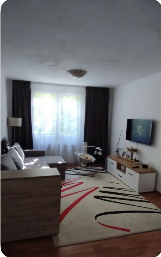 BRASADAS vinde ap 3 cam etaj 1/4 in Carpati 1. - Agentia Imobiliara BRASADAS vinde apartament cu 3 camere, situat la etajul 1. 
Apartamentul are o suprafață de 58 mp și este decomandat, oferind intimitate și confort. 
Finisajele sunt contemporane, iar lumina naturală pătrunde ușor prin feronerie. 
Podeaua din lemn adaugă un plus de căldură și eleganță.

Locația este urbană și bine conectată. În apropiere găsești:
Scoala Octavian Goga
Gradinita nr11
Lidl
Kaufland in curand
Restaurante
Pizzeri
Accesul la transportul în comun este facil, având stații de autobuz aproape.

Www.brasadas.com.