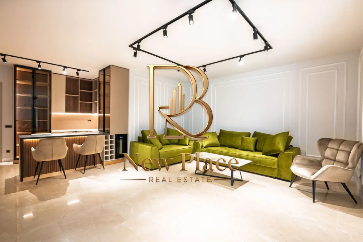 [VIDEO] ARQA Jolie Village | PISCINA EXTERIOARA [+21% TVA] CURTE 90 mp - ✅Pentru o perspectiva mai buna asupra Apartamentului, va invitam sa vizionati Video-ul de prezentare✅

New Place Real Estate Company va propune spre vanzare un apartament spatios si inteligent compartimentat, situat intr un Ansamblu Rezidential din zona de nord a Capitalei, intr-o oaza de liniste, cu aer curat si acces facil catre toate punctele de interes. Situat in zona Erou Iancu Nicolae, Ansamblul este plin de rafinament fiind locul ideal in care vei beneficia de intimitatea necesara de fiecare data cand pasesti acasa si unde vei gasi o comunitate formata din locatari care impartasesc aceleasi valori cu tine.

Ansamblul are o arhitectura moderna, este format din cladiri cu regim de inaltime mica (P+2+3R+4R), fiind este construit pe un lot de 8,000 mp de teren, amprenta constructiei avand doar 3,000 mp, parcarile fiind prevazute doar la subteran, avand curti interioare cu spatii verzi generoase care includ o piscina si loc de joaca pentru copii.

Apartamentul se afla situat la Parter si are o curte cu suprafata de 90.00 mp si o suprafata utila totala de 143.20 mp, suprafata desfasurata fiind impartita astfel: living si dining cu suprafata de 59.10 mp, bucatarie inchisa cu suprafata de 7.70 mp, dormitor matrimonial cu suprafata de 24.80 mp cu o baie proprie cu suprafata de 3.40 mp, 2 dormitoare secundare cu suprafete de 13.90 mp respectiv 13.40 mp, 2 grupuri sanitar cu suprafete de 4.00 mp respectiv 2.50 mp si hol cu suprafata de 4.20 mp si o terasa de 9.90 mp.

Apartamentul dispune de 3 locuri de parcare situate la subteranul imobilului.

Finisajele de top si facilitatile exclusive completeaza calitatea constructiei, oferind un confort sporit rezidentilor ansamblului:
- Piscina exterioara
- Loc de joaca pentru copii
- Spatii pietonale largi si pline de verdeata
- Centrala de imobil
- Video interfon
- Locatie ideala
- Branduri de top atat pentru finisaje cat si pentru materialele de constructie

Pentru mai multe detalii sau pentru a programa o vizionare, nu ezitati sa ne contactati.

Aceasta oferta apartine New Place Real Estate Company.