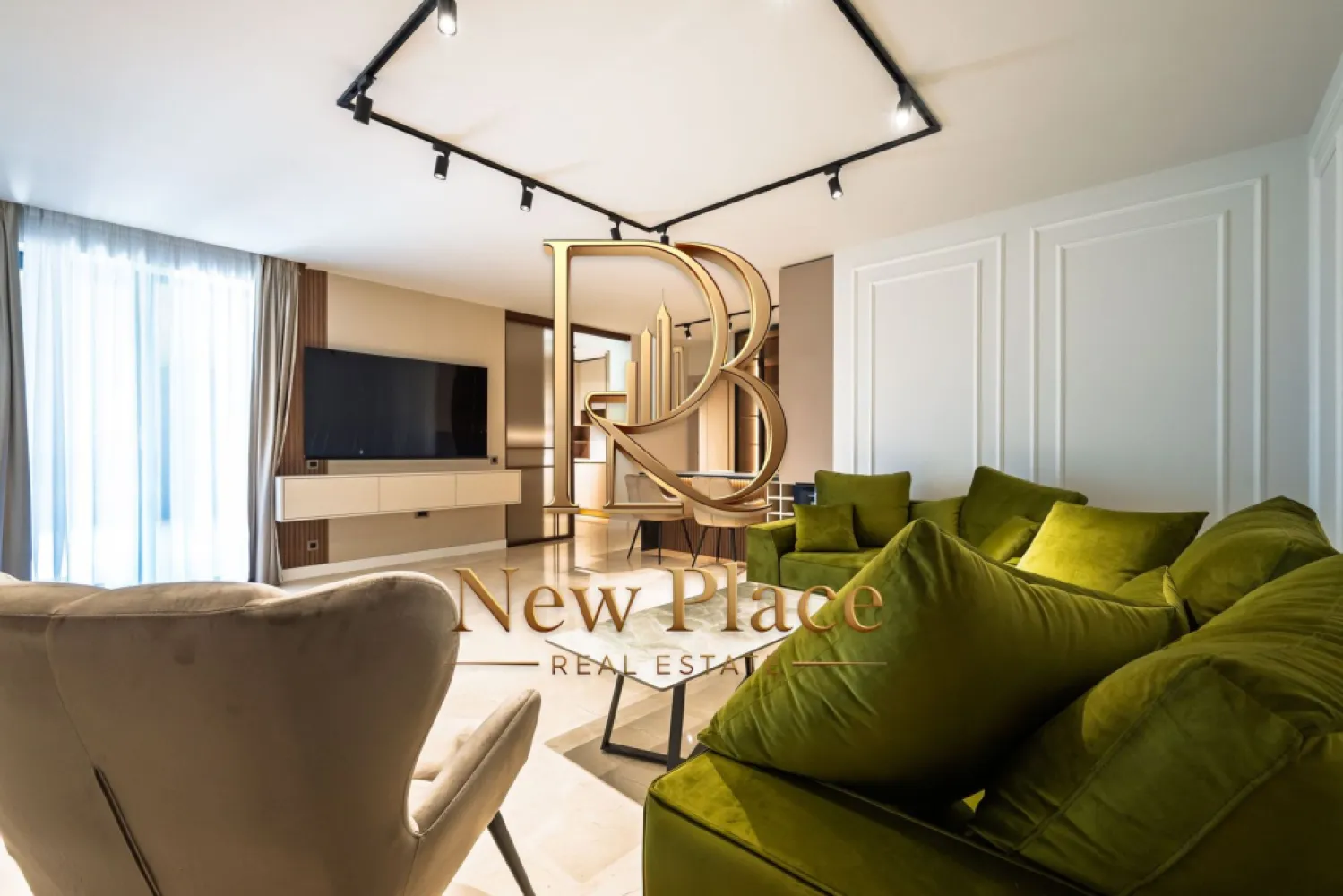 [VIDEO] ARQA Jolie Village | PISCINA EXTERIOARA [+21% TVA] CURTE 90 mp - ✅Pentru o perspectiva mai buna asupra Apartamentului, va invitam sa vizionati Video-ul de prezentare✅

New Place Real Estate Company va propune spre vanzare un apartament spatios si inteligent compartimentat, situat intr un Ansamblu Rezidential din zona de nord a Capitalei, intr-o oaza de liniste, cu aer curat si acces facil catre toate punctele de interes. Situat in zona Erou Iancu Nicolae, Ansamblul este plin de rafinament fiind locul ideal in care vei beneficia de intimitatea necesara de fiecare data cand pasesti acasa si unde vei gasi o comunitate formata din locatari care impartasesc aceleasi valori cu tine.

Ansamblul are o arhitectura moderna, este format din cladiri cu regim de inaltime mica (P+2+3R+4R), fiind este construit pe un lot de 8,000 mp de teren, amprenta constructiei avand doar 3,000 mp, parcarile fiind prevazute doar la subteran, avand curti interioare cu spatii verzi generoase care includ o piscina si loc de joaca pentru copii.

Apartamentul se afla situat la Parter si are o curte cu suprafata de 90.00 mp si o suprafata utila totala de 143.20 mp, suprafata desfasurata fiind impartita astfel: living si dining cu suprafata de 59.10 mp, bucatarie inchisa cu suprafata de 7.70 mp, dormitor matrimonial cu suprafata de 24.80 mp cu o baie proprie cu suprafata de 3.40 mp, 2 dormitoare secundare cu suprafete de 13.90 mp respectiv 13.40 mp, 2 grupuri sanitar cu suprafete de 4.00 mp respectiv 2.50 mp si hol cu suprafata de 4.20 mp si o terasa de 9.90 mp.

Apartamentul dispune de 3 locuri de parcare situate la subteranul imobilului.

Finisajele de top si facilitatile exclusive completeaza calitatea constructiei, oferind un confort sporit rezidentilor ansamblului:
- Piscina exterioara
- Loc de joaca pentru copii
- Spatii pietonale largi si pline de verdeata
- Centrala de imobil
- Video interfon
- Locatie ideala
- Branduri de top atat pentru finisaje cat si pentru materialele de constructie

Pentru mai multe detalii sau pentru a programa o vizionare, nu ezitati sa ne contactati.

Aceasta oferta apartine New Place Real Estate Company.