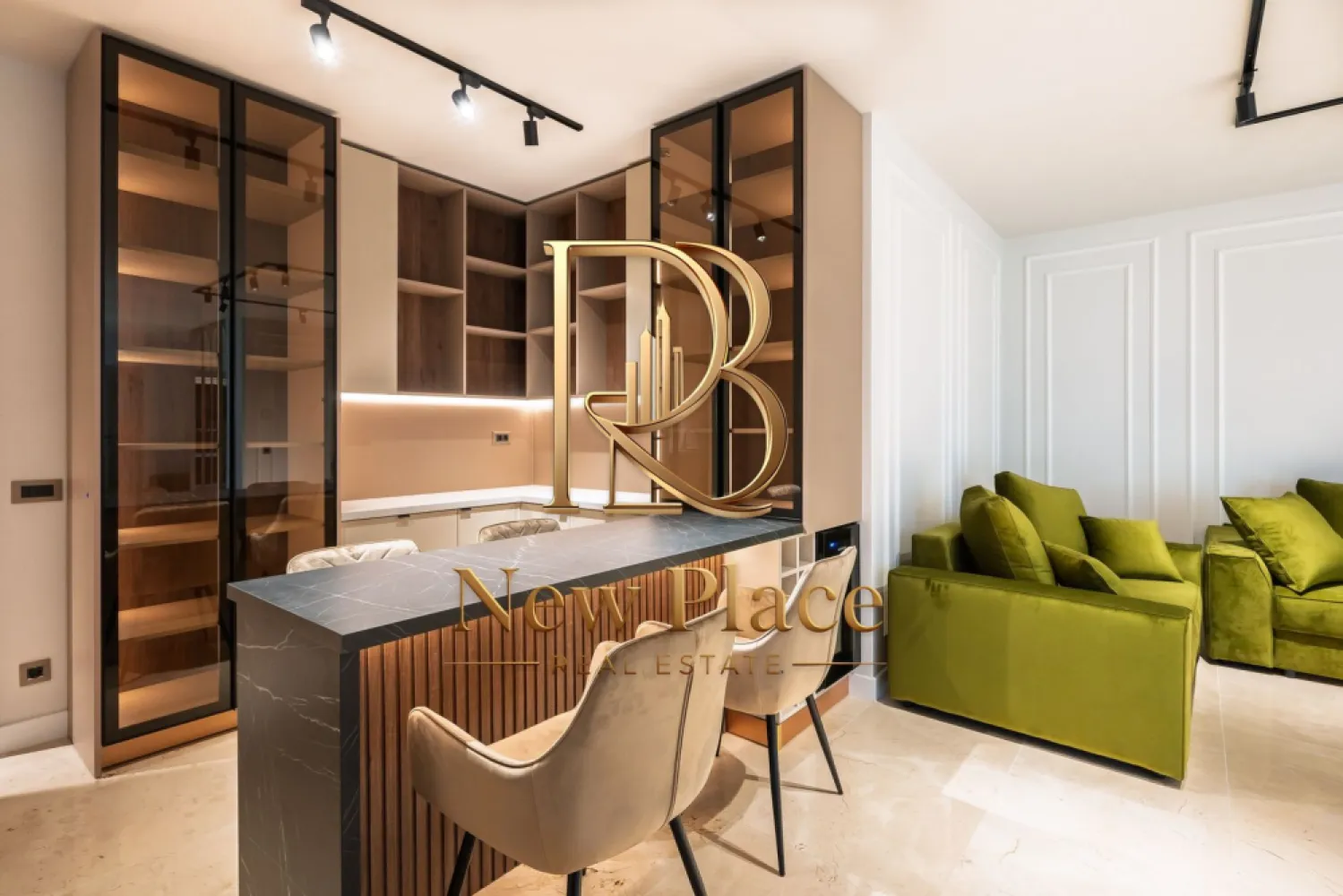 [VIDEO] ARQA Jolie Village | PISCINA EXTERIOARA [+21% TVA] CURTE 90 mp - ✅Pentru o perspectiva mai buna asupra Apartamentului, va invitam sa vizionati Video-ul de prezentare✅

New Place Real Estate Company va propune spre vanzare un apartament spatios si inteligent compartimentat, situat intr un Ansamblu Rezidential din zona de nord a Capitalei, intr-o oaza de liniste, cu aer curat si acces facil catre toate punctele de interes. Situat in zona Erou Iancu Nicolae, Ansamblul este plin de rafinament fiind locul ideal in care vei beneficia de intimitatea necesara de fiecare data cand pasesti acasa si unde vei gasi o comunitate formata din locatari care impartasesc aceleasi valori cu tine.

Ansamblul are o arhitectura moderna, este format din cladiri cu regim de inaltime mica (P+2+3R+4R), fiind este construit pe un lot de 8,000 mp de teren, amprenta constructiei avand doar 3,000 mp, parcarile fiind prevazute doar la subteran, avand curti interioare cu spatii verzi generoase care includ o piscina si loc de joaca pentru copii.

Apartamentul se afla situat la Parter si are o curte cu suprafata de 90.00 mp si o suprafata utila totala de 143.20 mp, suprafata desfasurata fiind impartita astfel: living si dining cu suprafata de 59.10 mp, bucatarie inchisa cu suprafata de 7.70 mp, dormitor matrimonial cu suprafata de 24.80 mp cu o baie proprie cu suprafata de 3.40 mp, 2 dormitoare secundare cu suprafete de 13.90 mp respectiv 13.40 mp, 2 grupuri sanitar cu suprafete de 4.00 mp respectiv 2.50 mp si hol cu suprafata de 4.20 mp si o terasa de 9.90 mp.

Apartamentul dispune de 3 locuri de parcare situate la subteranul imobilului.

Finisajele de top si facilitatile exclusive completeaza calitatea constructiei, oferind un confort sporit rezidentilor ansamblului:
- Piscina exterioara
- Loc de joaca pentru copii
- Spatii pietonale largi si pline de verdeata
- Centrala de imobil
- Video interfon
- Locatie ideala
- Branduri de top atat pentru finisaje cat si pentru materialele de constructie

Pentru mai multe detalii sau pentru a programa o vizionare, nu ezitati sa ne contactati.

Aceasta oferta apartine New Place Real Estate Company.