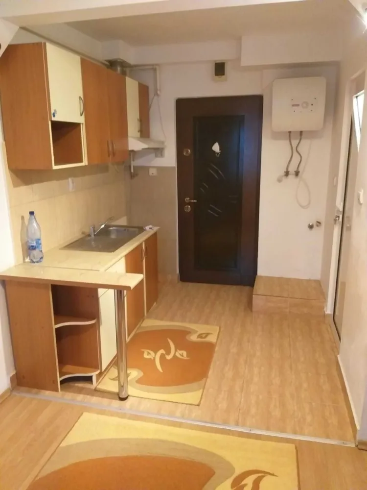 BRASADAS vinde garsoniera in Micro 16. - Agentia Imobiliara BRASADAS vinde garsonieră situată la etajul 4 din 4 (cu acoperiș în stare foarte bună), în zona Micro 16, Satu Mare. Locuința este ideală atât pentru locuit, cât și pentru investiție.

Dotări și îmbunătățiri:

Geam termopan
Ușă baie termopan
Ventilație la baie
Încălzire cu convector
Boiler pentru apă caldă
Parchet laminat
Gresie și faianță
Ușă metalică la intrare 
Izolație interioară 
Garsoniera se vinde complet mobilată, gata pentru mutare imediată.