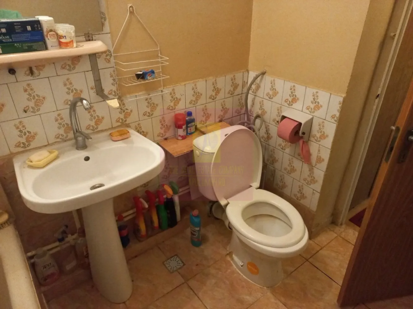 Apartament 2 camere Militari- Valea Lunga P/4 - Compania imobiliara Apulum94 va ofera un apartament de 2 camere P/4, confort 1 , decomandat, 52 mp suprafata utila situat in zona Militari-Str Valea Lunga. Apartamentul este mobilat si utilat precum se vede in pozele atasate.Proprietarul accepta si chiriasi din afara tarii. Conditii de inchiriere : 1 chirie +1 garantie, comision agentie 50 %.
 Pentru mai multe detalii sau o eventuala vizionare va rog sa ma sunati la numarul de telefon 0733683454- Dorin Dinu/ Apulum94.