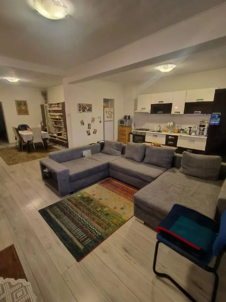 BRASADAS vinde apartament CENTRAL cu 4 camere la etajul 2. - Agentia Imobiliara BRASADAS vinde un apartament comod și funcțional, 114 mp construiți, concepție modernă, finisat, în centrul orașului, pe o străduță liniștită, cu 3 dormitoare (una din ele la galerie), living+dining+bucătărie open space de dimensiuni mari, 3 balcoane, o baie cu duș walk in+o baie de serviciu, parte de curte, garaj, beci separat+comun pentru depozitare. 
Proiect de reabilitare pentru bloc aprobat. 
Dotat cu centrală proprie, 2 aparate de aer condiționat. 
Se vinde parțial mobilat sau nemobilat după preferințe. 
Se poate achiziționa și cu credit ipotecar.
www.brasadas.com.