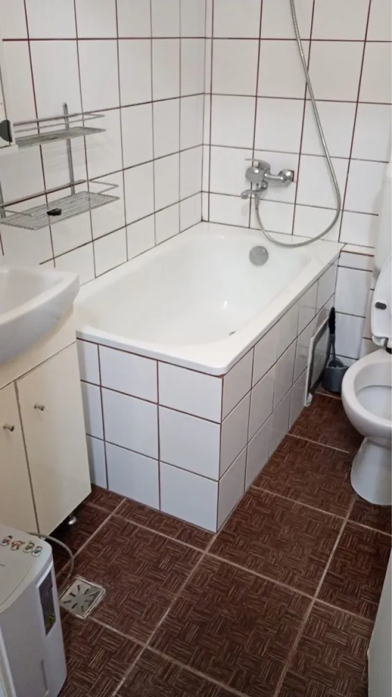 BRASADAS vinde/inchiriaza ap 2 cam la PARTER in Crpati 1. - Agentia Imobiliara BRASADAS vinde apartament 2 camere, situat în zona Carpati 1.

Apartamentul situat la parter, are o suprafață de 36 mp și este compartimentat astfel: hol, bucatarie, living, camera si baie.

Apartamentul are centrală proprie, geamuri termopan, ușă metalică, aer condiționat, este proaspta zugravit etc.

Acesta este amplasat într-o zonă liniștită cu acces facil către:
magazine, scoala, gradinita, transport in comun, biserica, farmacii si parcuri.

Apartamentul poate fi de asemenea folosit ca spatiu comercial fiind la parter. 

Www.brasadas.com.