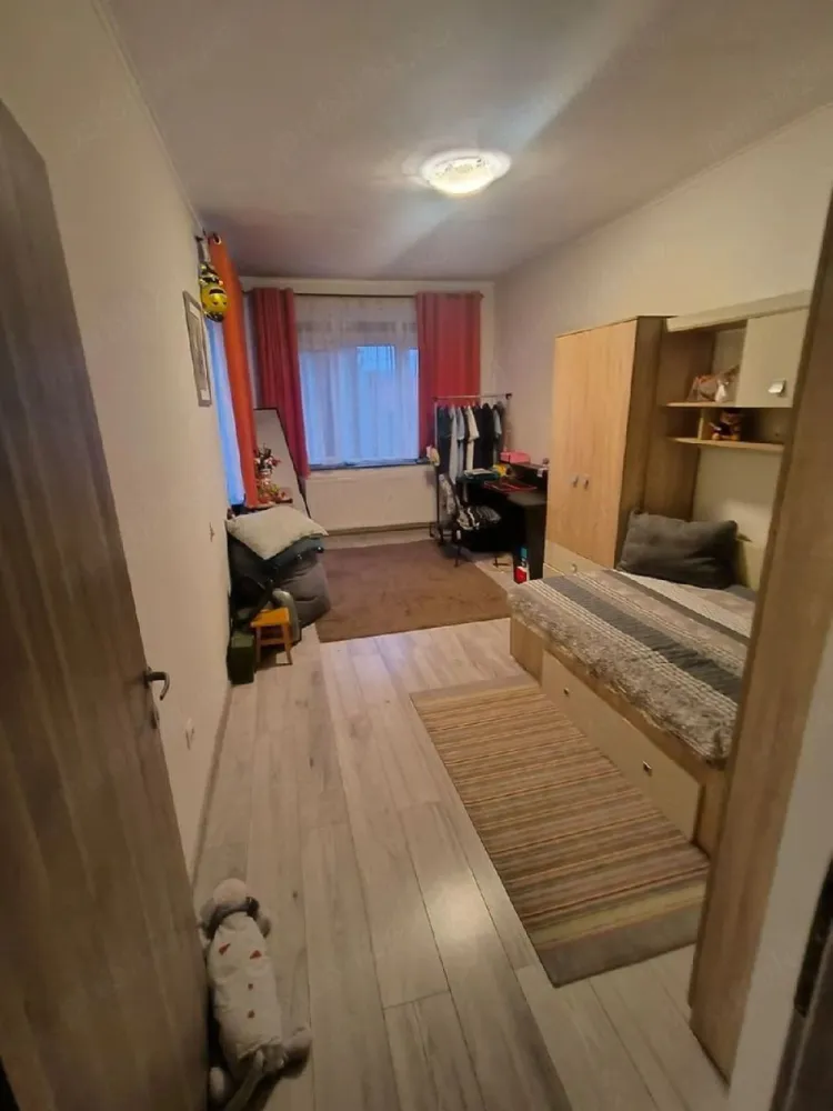BRASADAS vinde apartament CENTRAL cu 4 camere la etajul 2. - Agentia Imobiliara BRASADAS vinde un apartament comod și funcțional, 114 mp construiți, concepție modernă, finisat, în centrul orașului, pe o străduță liniștită, cu 3 dormitoare (una din ele la galerie), living+dining+bucătărie open space de dimensiuni mari, 3 balcoane, o baie cu duș walk in+o baie de serviciu, parte de curte, garaj, beci separat+comun pentru depozitare. 
Proiect de reabilitare pentru bloc aprobat. 
Dotat cu centrală proprie, 2 aparate de aer condiționat. 
Se vinde parțial mobilat sau nemobilat după preferințe. 
Se poate achiziționa și cu credit ipotecar.
www.brasadas.com.