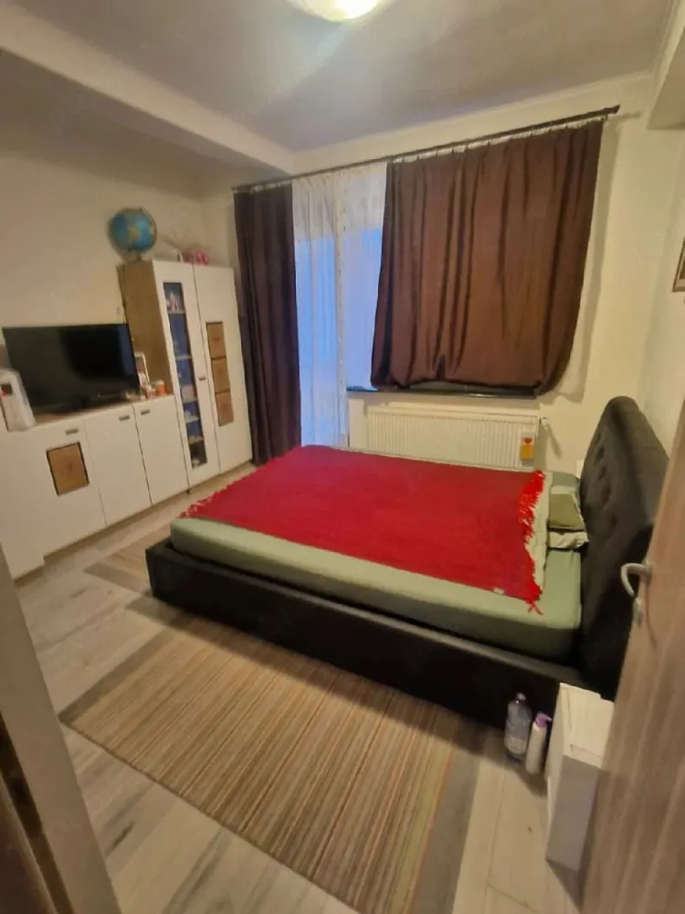 BRASADAS vinde apartament CENTRAL cu 4 camere la etajul 2. - Agentia Imobiliara BRASADAS vinde un apartament comod și funcțional, 114 mp construiți, concepție modernă, finisat, în centrul orașului, pe o străduță liniștită, cu 3 dormitoare (una din ele la galerie), living+dining+bucătărie open space de dimensiuni mari, 3 balcoane, o baie cu duș walk in+o baie de serviciu, parte de curte, garaj, beci separat+comun pentru depozitare. 
Proiect de reabilitare pentru bloc aprobat. 
Dotat cu centrală proprie, 2 aparate de aer condiționat. 
Se vinde parțial mobilat sau nemobilat după preferințe. 
Se poate achiziționa și cu credit ipotecar.
www.brasadas.com.