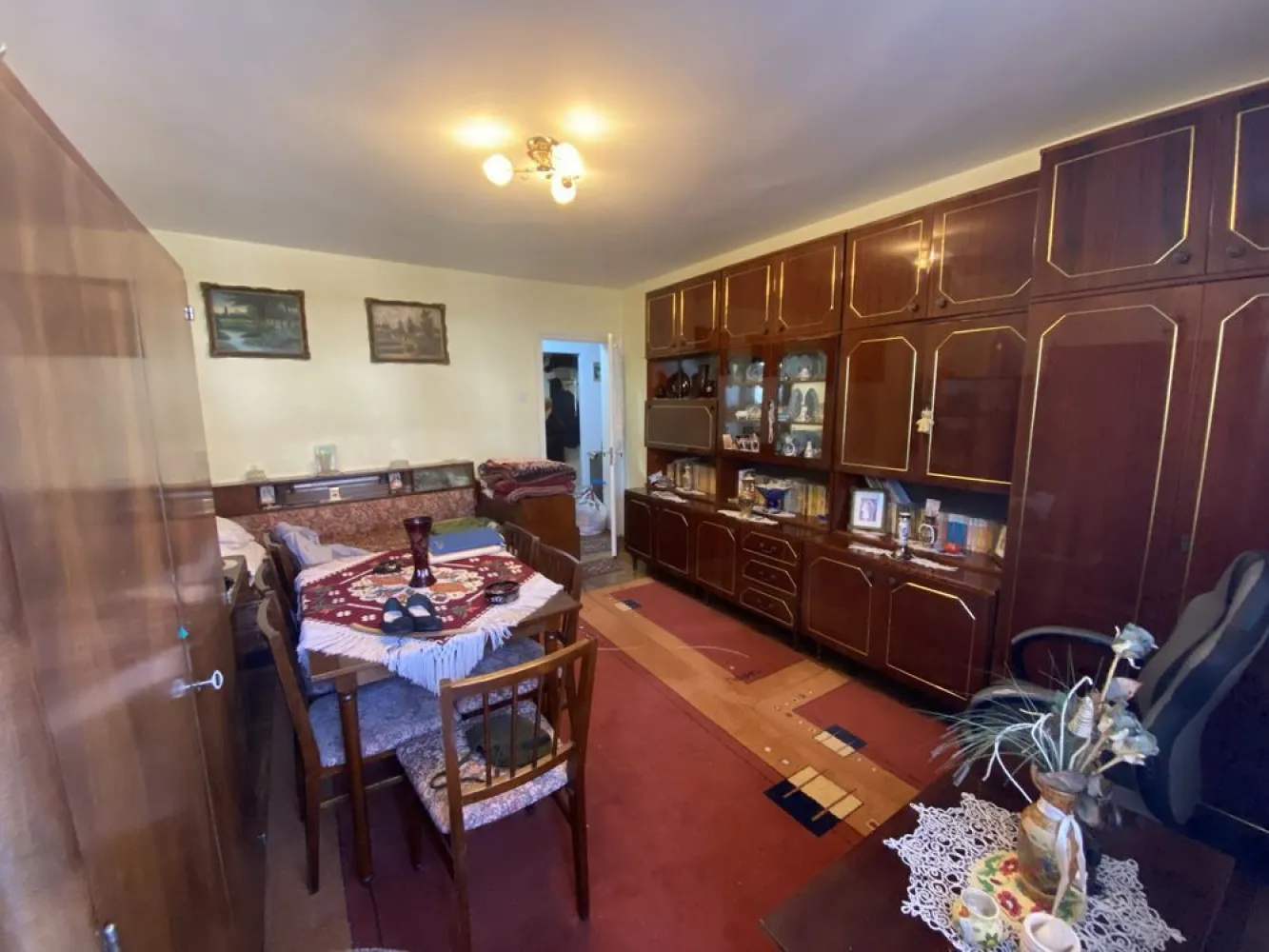 BRASADAS vinde ap 2 cam etaj 1 zona CENTRALA cu garaj. - Agentia Imobiliara BRASADAS vinde apartament in zona CENTRALA cu doua camere decomandate, cu centrala proprie, baie, bucatarie, hol, balcon si camara separata, beci si garaj.
Apartamentul necesita renovare moderata.
Se accepta si schimb cu apartament 3 camere.
Www.brasadas.com.