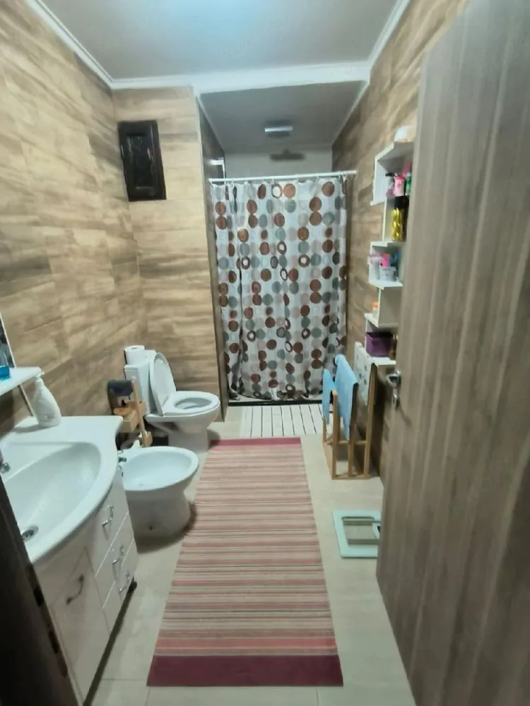 BRASADAS vinde apartament CENTRAL cu 4 camere la etajul 2. - Agentia Imobiliara BRASADAS vinde un apartament comod și funcțional, 114 mp construiți, concepție modernă, finisat, în centrul orașului, pe o străduță liniștită, cu 3 dormitoare (una din ele la galerie), living+dining+bucătărie open space de dimensiuni mari, 3 balcoane, o baie cu duș walk in+o baie de serviciu, parte de curte, garaj, beci separat+comun pentru depozitare. 
Proiect de reabilitare pentru bloc aprobat. 
Dotat cu centrală proprie, 2 aparate de aer condiționat. 
Se vinde parțial mobilat sau nemobilat după preferințe. 
Se poate achiziționa și cu credit ipotecar.
www.brasadas.com.