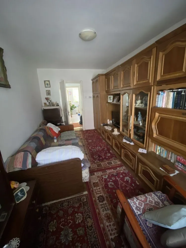 BRASADAS vinde ap 2 cam etaj 1 zona CENTRALA cu garaj. - Agentia Imobiliara BRASADAS vinde apartament in zona CENTRALA cu doua camere decomandate, cu centrala proprie, baie, bucatarie, hol, balcon si camara separata, beci si garaj.
Apartamentul necesita renovare moderata.
Se accepta si schimb cu apartament 3 camere.
Www.brasadas.com.