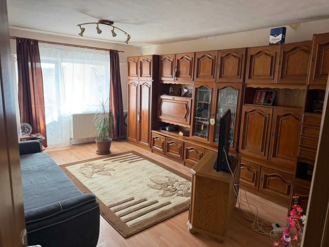 BRASADAS vinde ap 2 cam 58mp Carpați 2 etaj 4/4. - Agentia Imobiliara BRASADAS vinde apartament cu 2 Camere – Zona Carpați II (Satu Mare).
​Suprafață: 58 mp.
​ACOPERIȘ NOU, refăcut recent (fără griji pentru infiltrații).
​Compartimentare: 2 camere luminoase, bucătărie utilată, baie modernă și hol de acces.
​Dispune de 2 balcoane, ideale pentru relaxare sau depozitare.
​Loc de parcare: Inclus, situat într-o zonă liniștită a cartierului.
​Confort termic: Centrală proprie pe gaz și ferestre termopan de calitate.
​Mobilat și utilat: Apartamentul este gata de mutare, fiind întreținut cu grijă (conform fotografiilor).
​Baie modernizată: Finisaje contemporane, cabină de duș tip "walk-in" și mobilier de baie inclus.
​Localizare: Zonă verde, liniștită, ferită de zgomotul arterelor principale, dar cu acces rapid la toate facilitățile.
​Această proprietate este ideală pentru cei care caută un cămin liniștit, bine compartimentat și cu toate utilitățile incluse.
Www.brasadas.com.