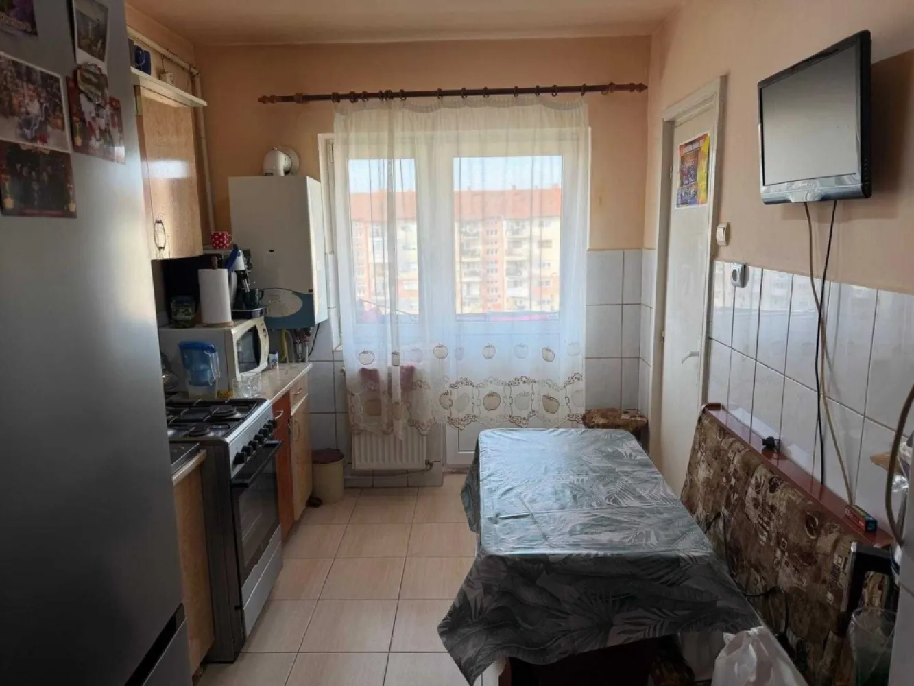 BRASADAS vinde ap 2 cam 58mp Carpați 2 etaj 4/4. - Agentia Imobiliara BRASADAS vinde apartament cu 2 Camere – Zona Carpați II (Satu Mare).
​Suprafață: 58 mp.
​ACOPERIȘ NOU, refăcut recent (fără griji pentru infiltrații).
​Compartimentare: 2 camere luminoase, bucătărie utilată, baie modernă și hol de acces.
​Dispune de 2 balcoane, ideale pentru relaxare sau depozitare.
​Loc de parcare: Inclus, situat într-o zonă liniștită a cartierului.
​Confort termic: Centrală proprie pe gaz și ferestre termopan de calitate.
​Mobilat și utilat: Apartamentul este gata de mutare, fiind întreținut cu grijă (conform fotografiilor).
​Baie modernizată: Finisaje contemporane, cabină de duș tip "walk-in" și mobilier de baie inclus.
​Localizare: Zonă verde, liniștită, ferită de zgomotul arterelor principale, dar cu acces rapid la toate facilitățile.
​Această proprietate este ideală pentru cei care caută un cămin liniștit, bine compartimentat și cu toate utilitățile incluse.
Www.brasadas.com.