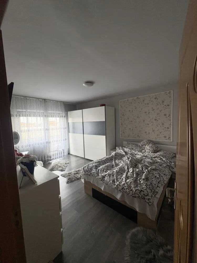 Apartament cu 2 camere - Aparatament de vanzare, cu :
- 2 camere
- o baie
- bucatarie
- 2 balcoane 
- beci 
Apartamentul este situat in Carpati 2 , la etajul 1 
Pentru mai multe detalii sunati la 07******41