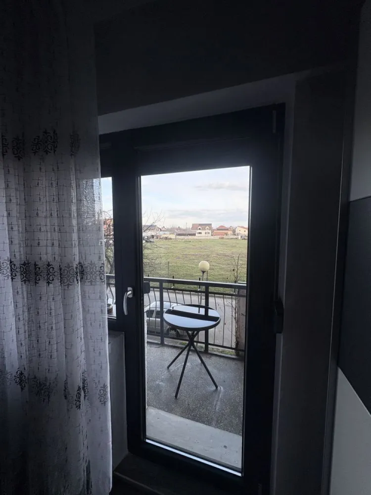 Apartament cu 2 camere - Aparatament de vanzare, cu :
- 2 camere
- o baie
- bucatarie
- 2 balcoane 
- beci 
Apartamentul este situat in Carpati 2 , la etajul 1 
Pentru mai multe detalii sunati la 07******41