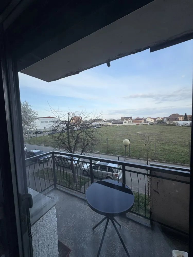 Apartament cu 2 camere - Aparatament de vanzare, cu :
- 2 camere
- o baie
- bucatarie
- 2 balcoane 
- beci 
Apartamentul este situat in Carpati 2 , la etajul 1 
Pentru mai multe detalii sunati la 07******41