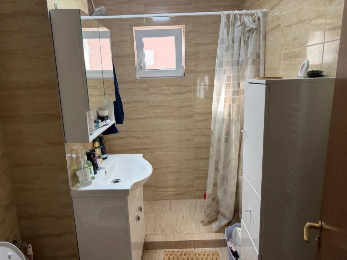 BRASADAS vinde ap 2 cam 58mp Carpați 2 etaj 4/4. - Agentia Imobiliara BRASADAS vinde apartament cu 2 Camere – Zona Carpați II (Satu Mare).
​Suprafață: 58 mp.
​ACOPERIȘ NOU, refăcut recent (fără griji pentru infiltrații).
​Compartimentare: 2 camere luminoase, bucătărie utilată, baie modernă și hol de acces.
​Dispune de 2 balcoane, ideale pentru relaxare sau depozitare.
​Loc de parcare: Inclus, situat într-o zonă liniștită a cartierului.
​Confort termic: Centrală proprie pe gaz și ferestre termopan de calitate.
​Mobilat și utilat: Apartamentul este gata de mutare, fiind întreținut cu grijă (conform fotografiilor).
​Baie modernizată: Finisaje contemporane, cabină de duș tip "walk-in" și mobilier de baie inclus.
​Localizare: Zonă verde, liniștită, ferită de zgomotul arterelor principale, dar cu acces rapid la toate facilitățile.
​Această proprietate este ideală pentru cei care caută un cămin liniștit, bine compartimentat și cu toate utilitățile incluse.
Www.brasadas.com.