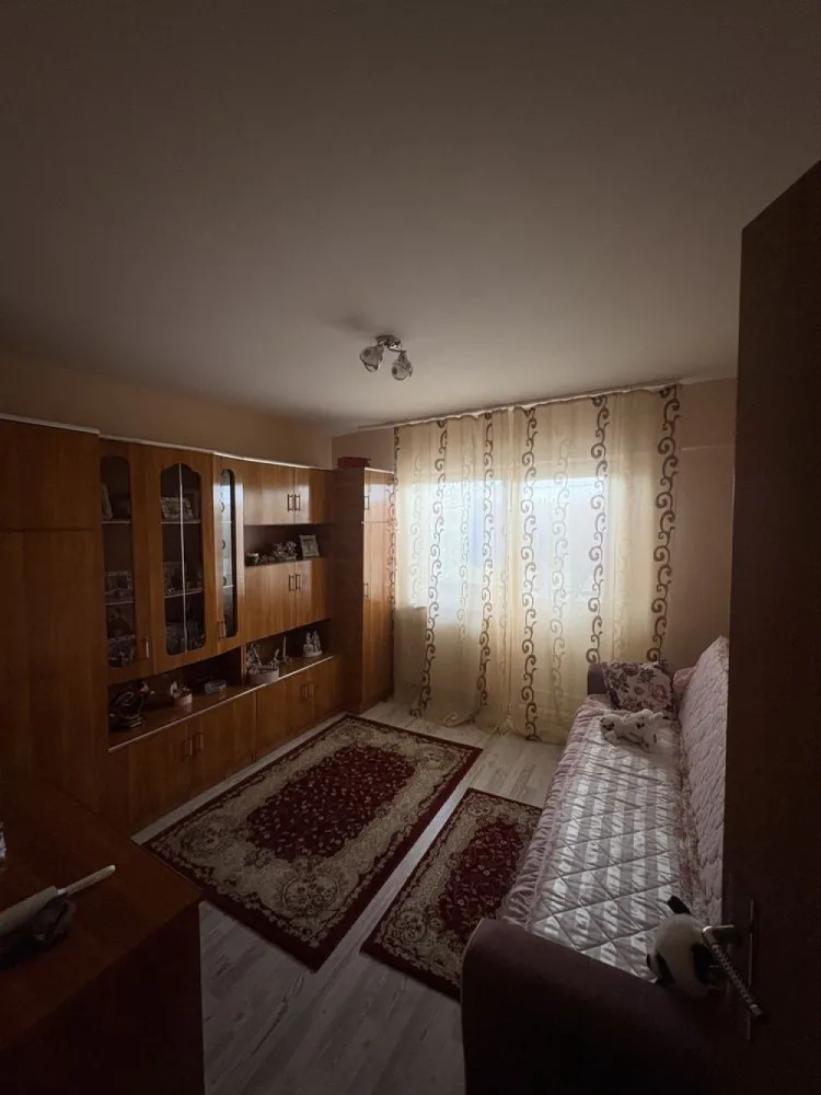 Apartament cu 2 camere - Aparatament de vanzare, cu :
- 2 camere
- o baie
- bucatarie
- 2 balcoane 
- beci 
Apartamentul este situat in Carpati 2 , la etajul 1 
Pentru mai multe detalii sunati la 07******41