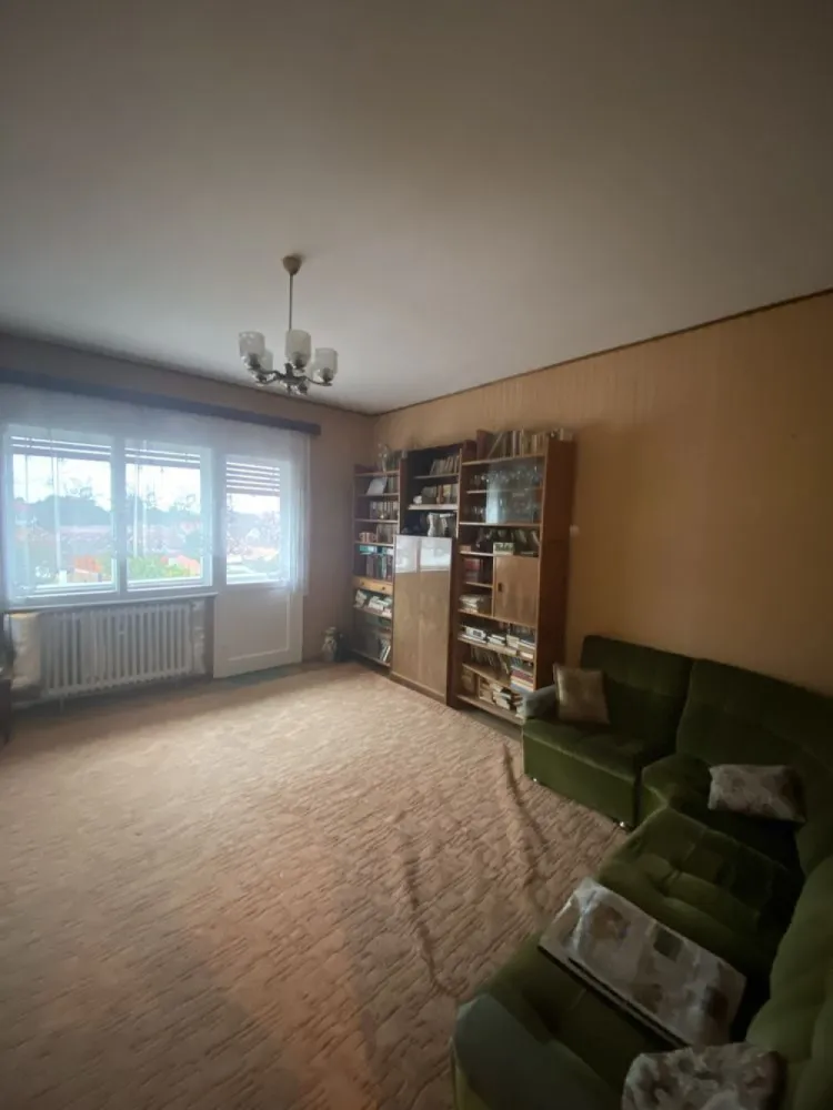 Apartament cu 3 camere si garaj, zona centrala. - Agentia Imobiliara BRASADAS vinde un apartament cu 3 camere decomandat, într-o asociație de 8 apartamente in zona centrală.
Proprietatea este amplasată la etajul 3/3 cu acoperis și o suprafață de 76mp utili.
Apartmentul este compus din:
-3 camere decomandate
-1 bucătărie cu ieșire pe balcon
-1 baie
-1 debara
-1 cămară 
-2 balcoane
- garaj în curte
- 1/8cota parte din pod și curte
- uscător (cu 1/2 etaj mai sus)
- boxa în beci
- un mic loc de depozitare în curte
Apartamentul este din cărămidă, are un design clasic, necesită renovare și modernizre.
Proprietatea se vinde așa cum se vede în poze.
Imobilul este situat într-o zona centrala cu acces la toate punctele de interes public.
Www.brasadas.com.