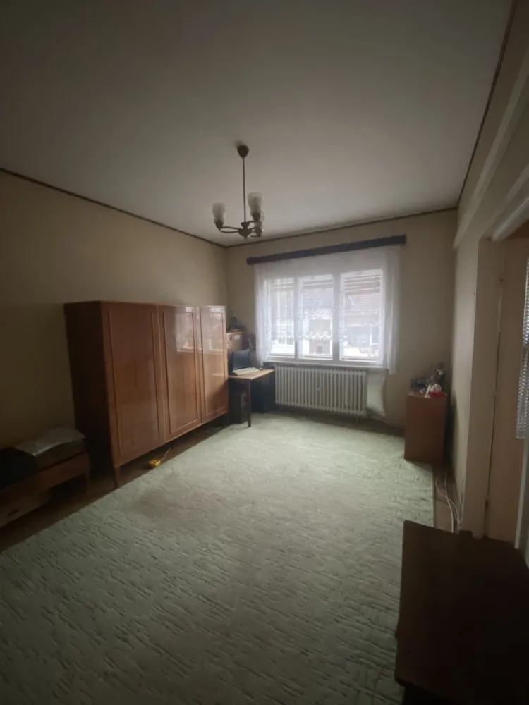 Apartament cu 3 camere si garaj, zona centrala. - Agentia Imobiliara BRASADAS vinde un apartament cu 3 camere decomandat, într-o asociație de 8 apartamente in zona centrală.
Proprietatea este amplasată la etajul 3/3 cu acoperis și o suprafață de 76mp utili.
Apartmentul este compus din:
-3 camere decomandate
-1 bucătărie cu ieșire pe balcon
-1 baie
-1 debara
-1 cămară 
-2 balcoane
- garaj în curte
- 1/8cota parte din pod și curte
- uscător (cu 1/2 etaj mai sus)
- boxa în beci
- un mic loc de depozitare în curte
Apartamentul este din cărămidă, are un design clasic, necesită renovare și modernizre.
Proprietatea se vinde așa cum se vede în poze.
Imobilul este situat într-o zona centrala cu acces la toate punctele de interes public.
Www.brasadas.com.