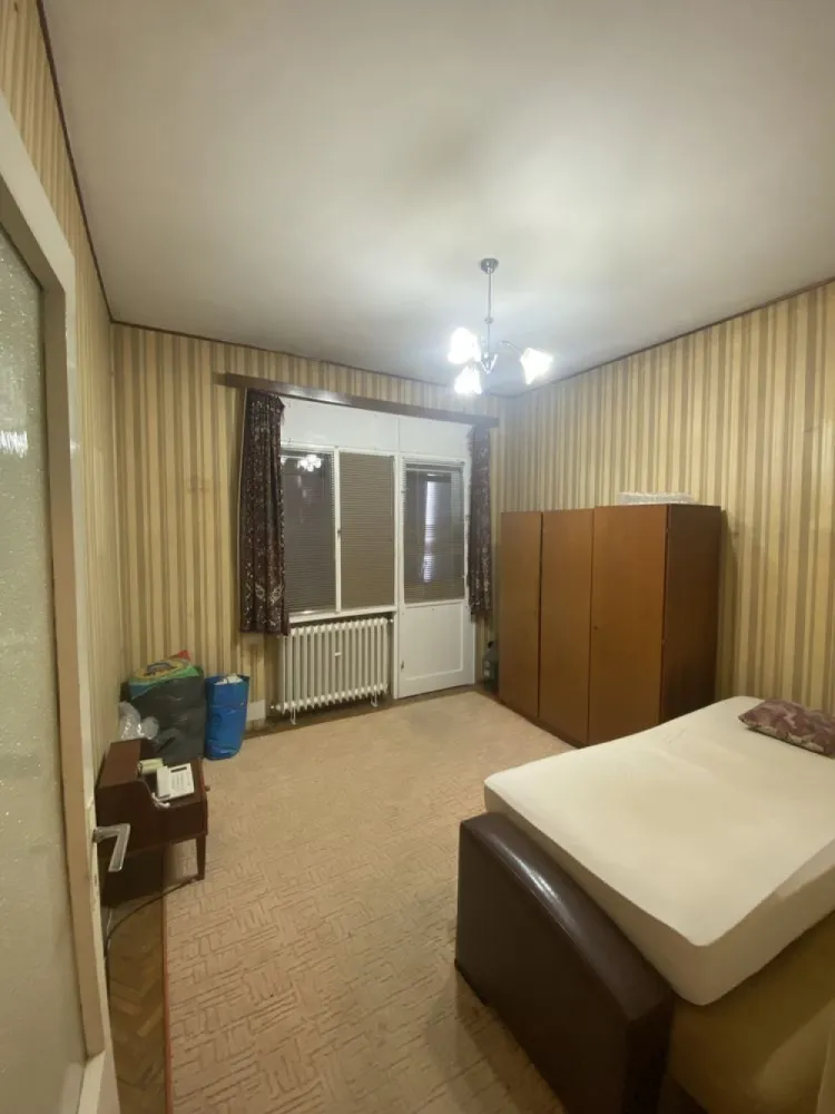 Apartament cu 3 camere si garaj, zona centrala. - Agentia Imobiliara BRASADAS vinde un apartament cu 3 camere decomandat, într-o asociație de 8 apartamente in zona centrală.
Proprietatea este amplasată la etajul 3/3 cu acoperis și o suprafață de 76mp utili.
Apartmentul este compus din:
-3 camere decomandate
-1 bucătărie cu ieșire pe balcon
-1 baie
-1 debara
-1 cămară 
-2 balcoane
- garaj în curte
- 1/8cota parte din pod și curte
- uscător (cu 1/2 etaj mai sus)
- boxa în beci
- un mic loc de depozitare în curte
Apartamentul este din cărămidă, are un design clasic, necesită renovare și modernizre.
Proprietatea se vinde așa cum se vede în poze.
Imobilul este situat într-o zona centrala cu acces la toate punctele de interes public.
Www.brasadas.com.